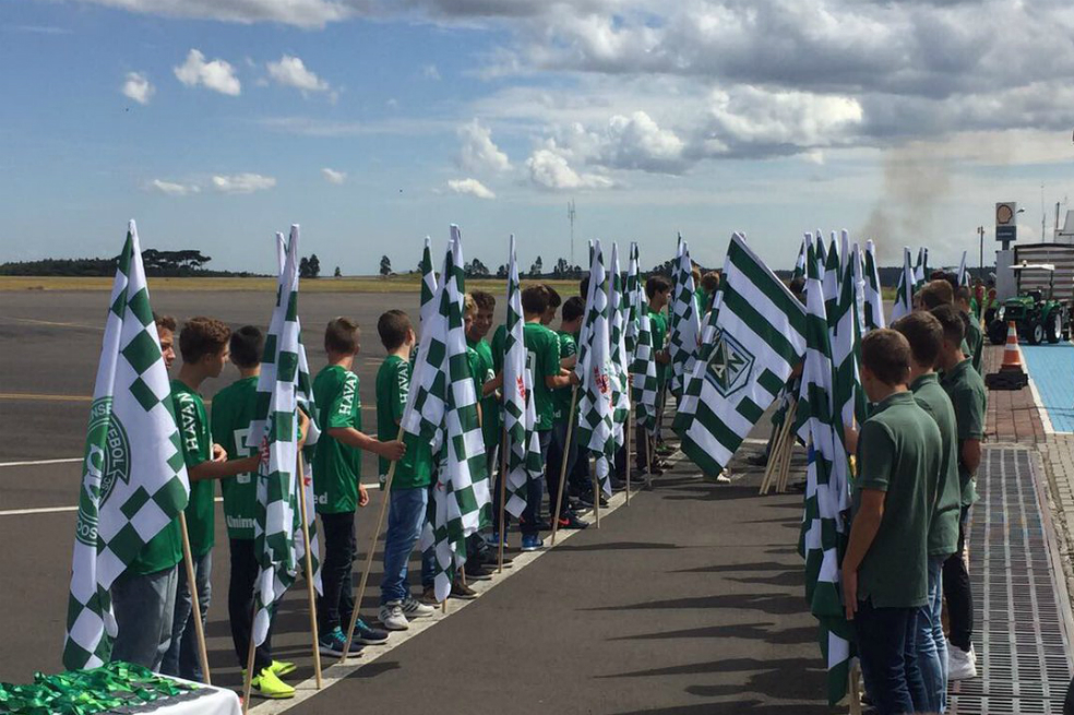 Calle de honor con la que fue recibido el Club Atlético Nacional. / @ChapecoenseReal