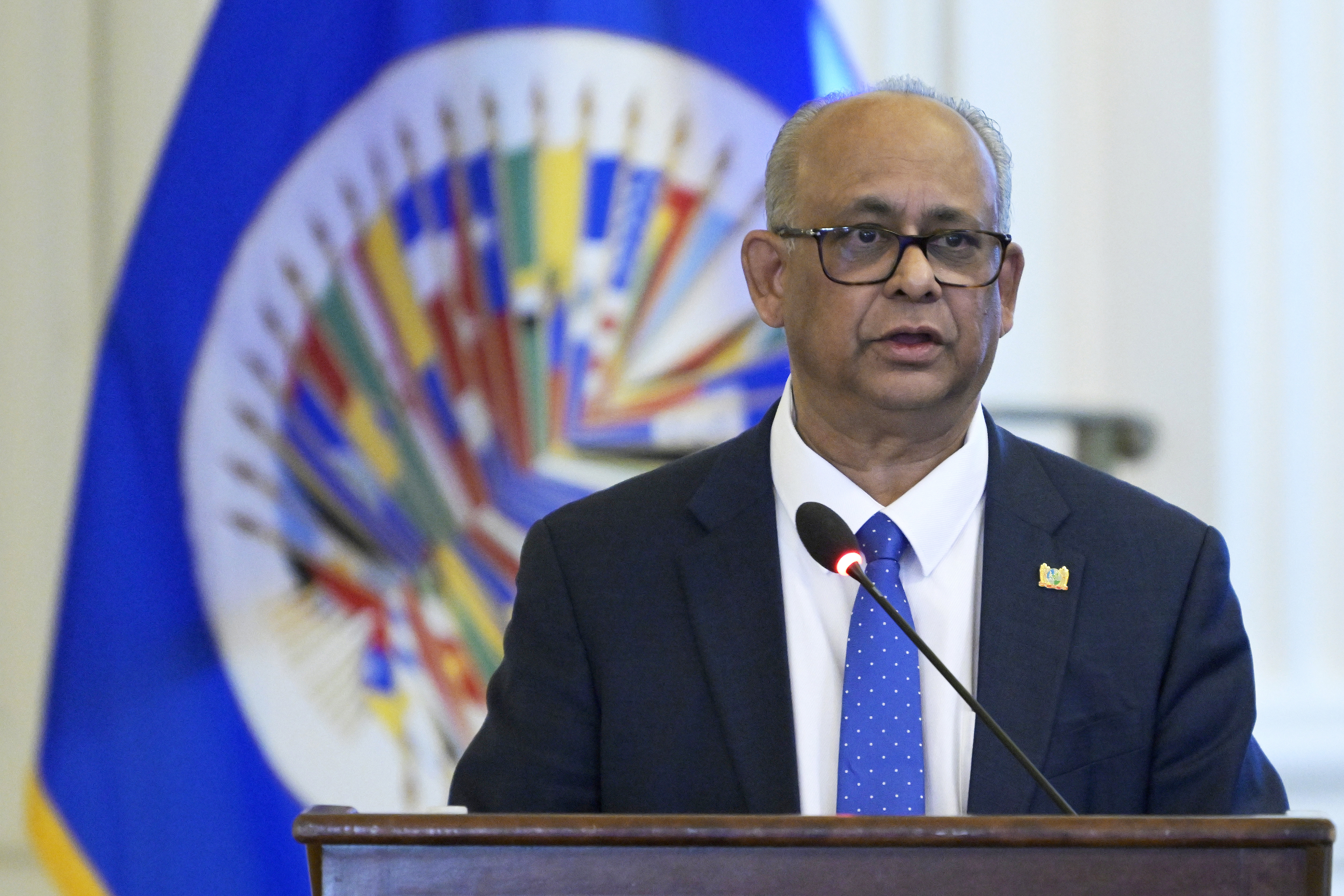 ¿Quién es Ramdin, el nuevo secretario general de la OEA que apoya diálogo con Maduro?