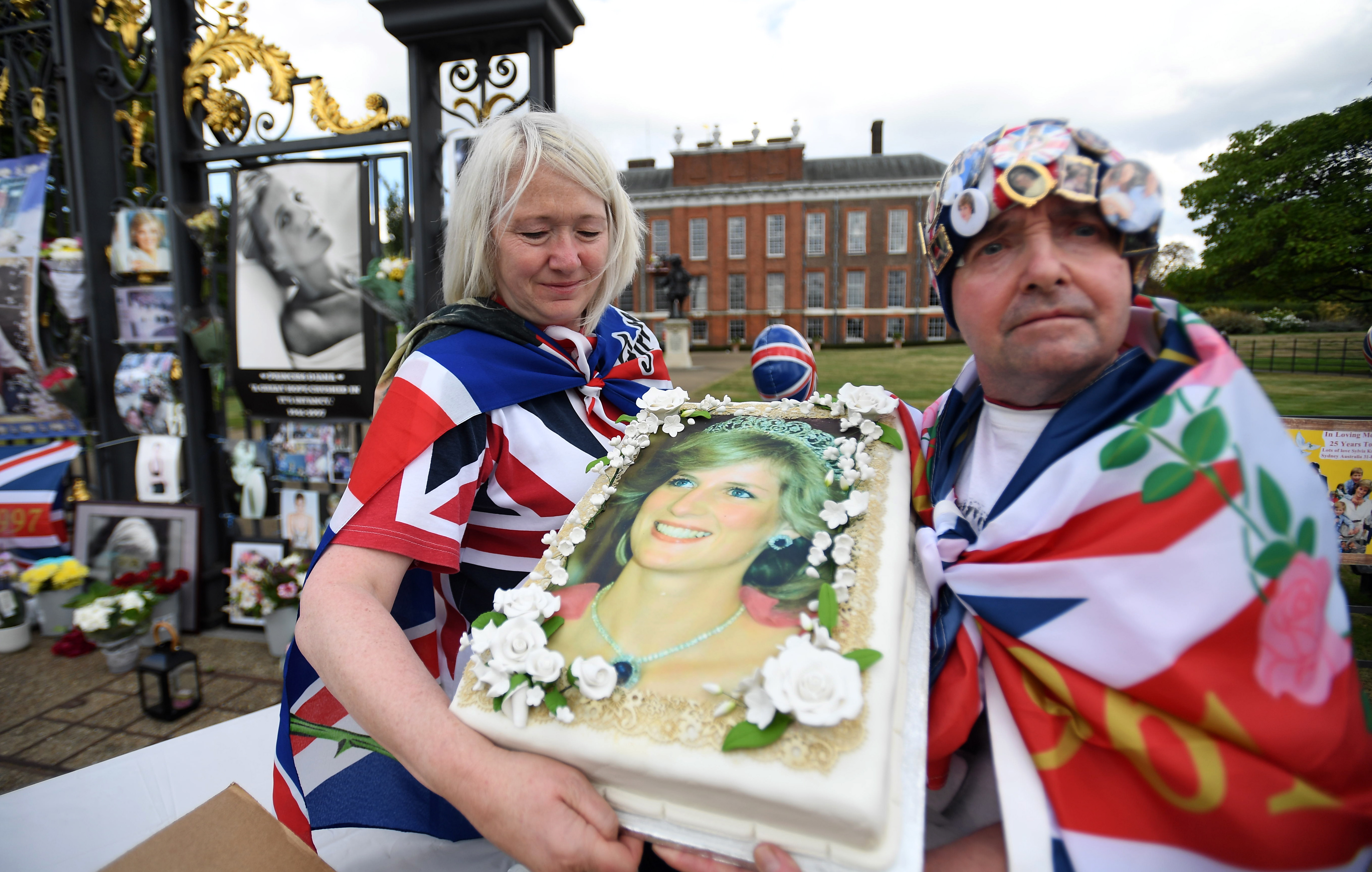 London (United Kingdom), 31/08/2022.- Royal well-wisher John Loughrey (R) and another fan of Lady Di hold a cake depicting Princess Diana outside Kensington Palace, the former home of Princess Di in London, Britain, 31 August 2022. Well-wishers have been leaving tributes to Princess Diana who died in car crash in Paris on 31 August 1997. (Reino Unido, Londres) EFE/EPA/ANDY RAIN