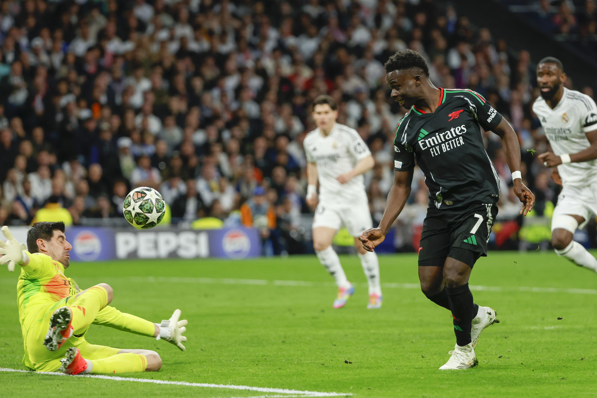 Arsenal, con contundencia, despidió al Real Madrid de la Champions