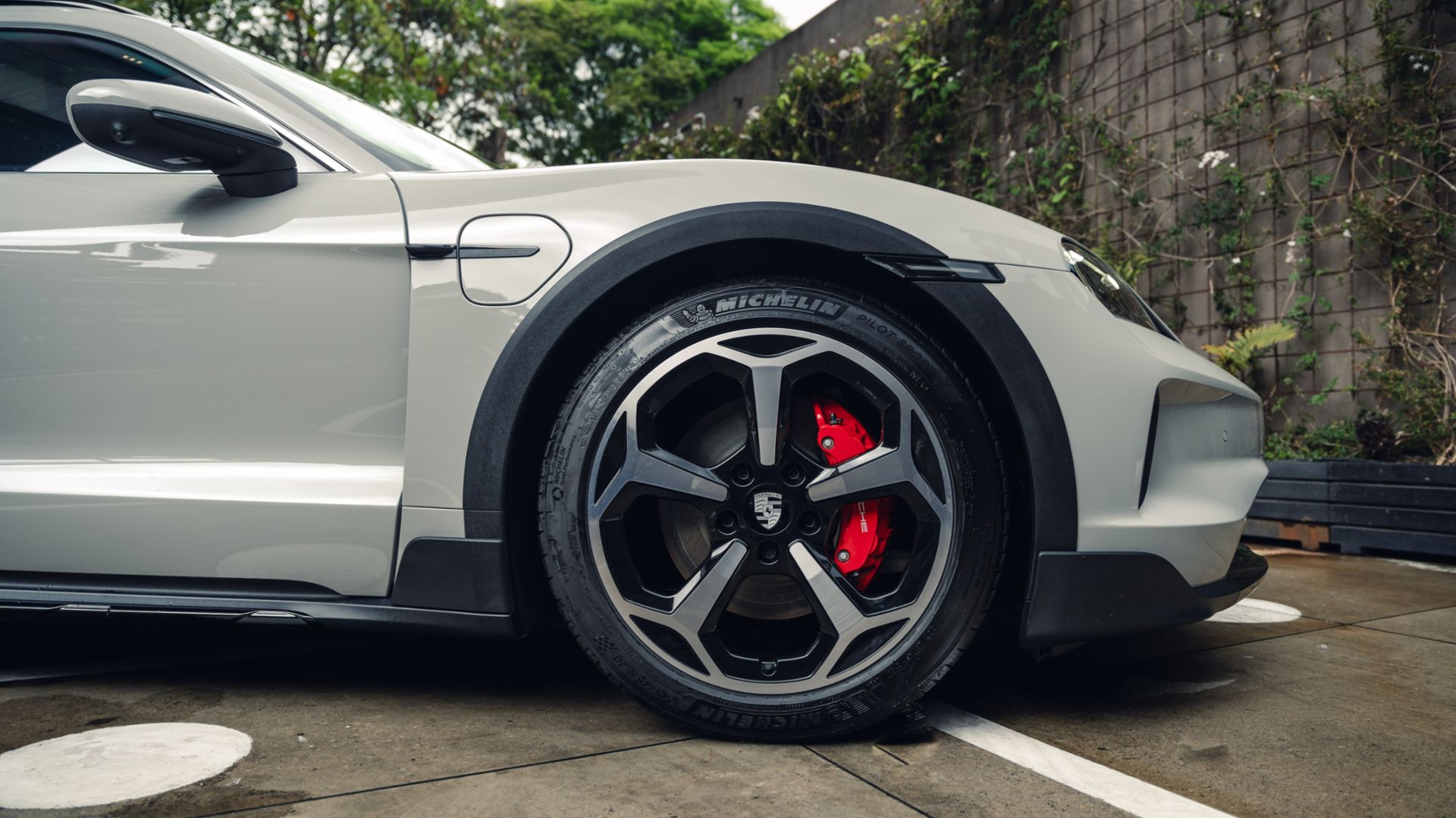 El Porsche Taycan 2024 llegó a Colombia