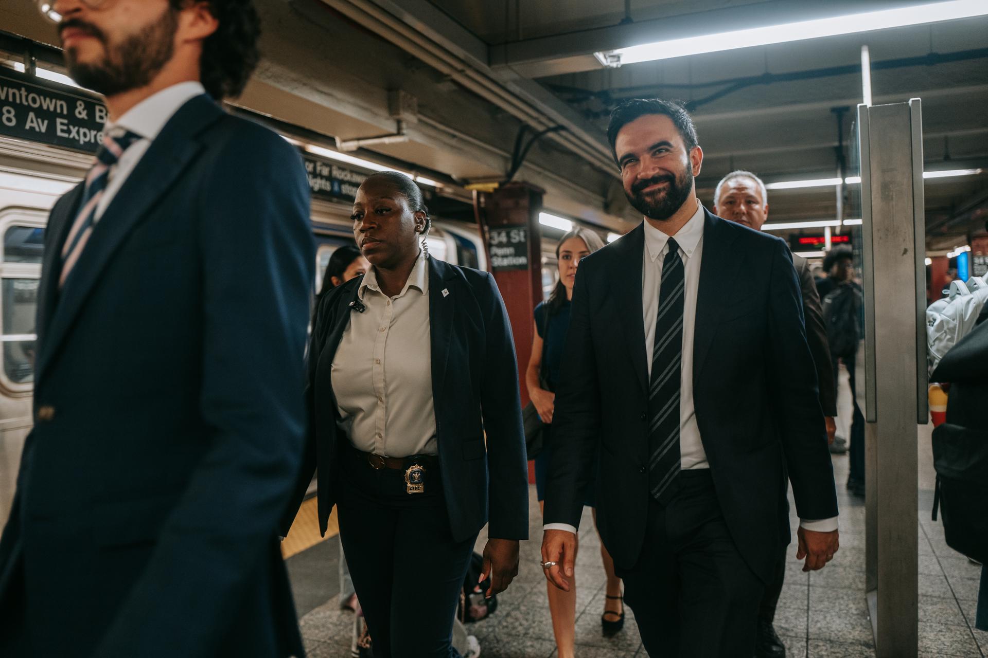 NEW YORK (United States), 29/09/2025.- New York City Democratic mayoral candidate Zohran Mamdani (R) takes an MTA train departing a press conference in the Bronx borough of New York, New York, USA, 29 September 2025. (Nueva York) EFE/EPA/OLGA FEDEROVA
