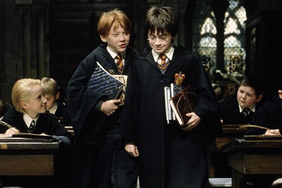 Hace 25 años se conoció la historia de Harry Potter, su llegada a Hogwarts y la profecía que se debía cumplir con él.