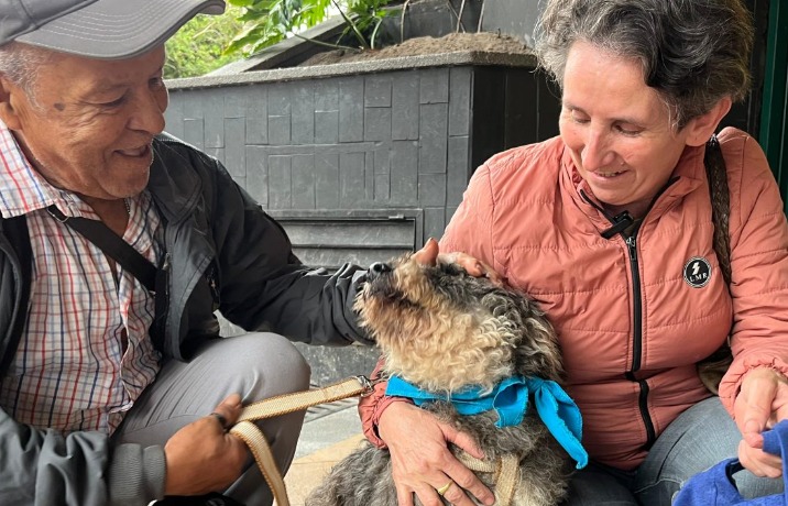 “Es un milagro”: mujer se reencuentra con su perro perdido en jornada de adopción