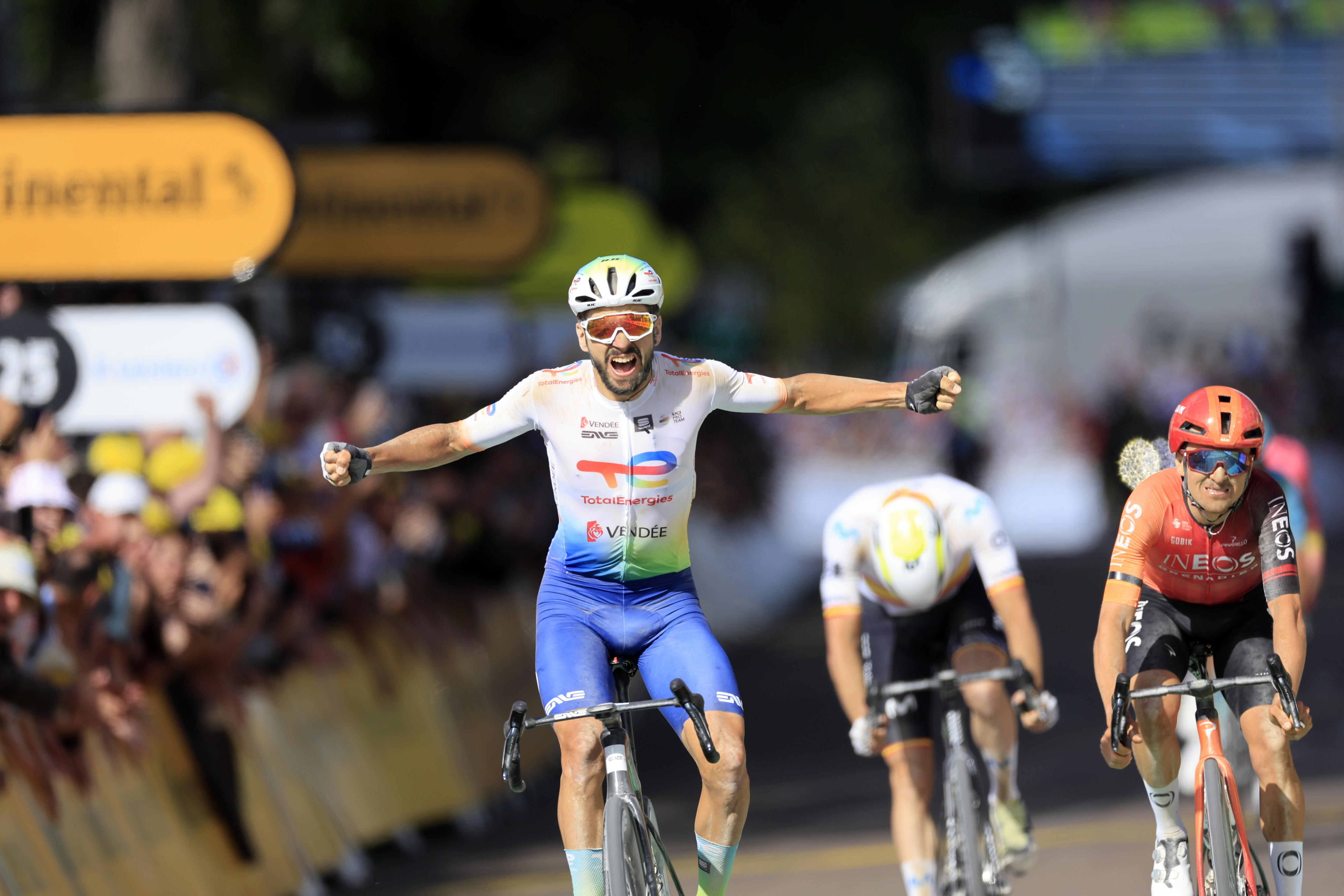 Troyes (France), 07/07/2024.- French rider Anthony Turgis (L) of TotalEnergies celebrates as he crosses the finish line ahead of British rider Thomas Pidcock (R) of INEOS Grenadiers to win the ninth stage of the 2024 Tour de France cycling race over 199km from Troyes to Troyes, France, 07 July 2024. (Ciclismo, Francia) EFE/EPA/GUILLAUME HORCAJUELO