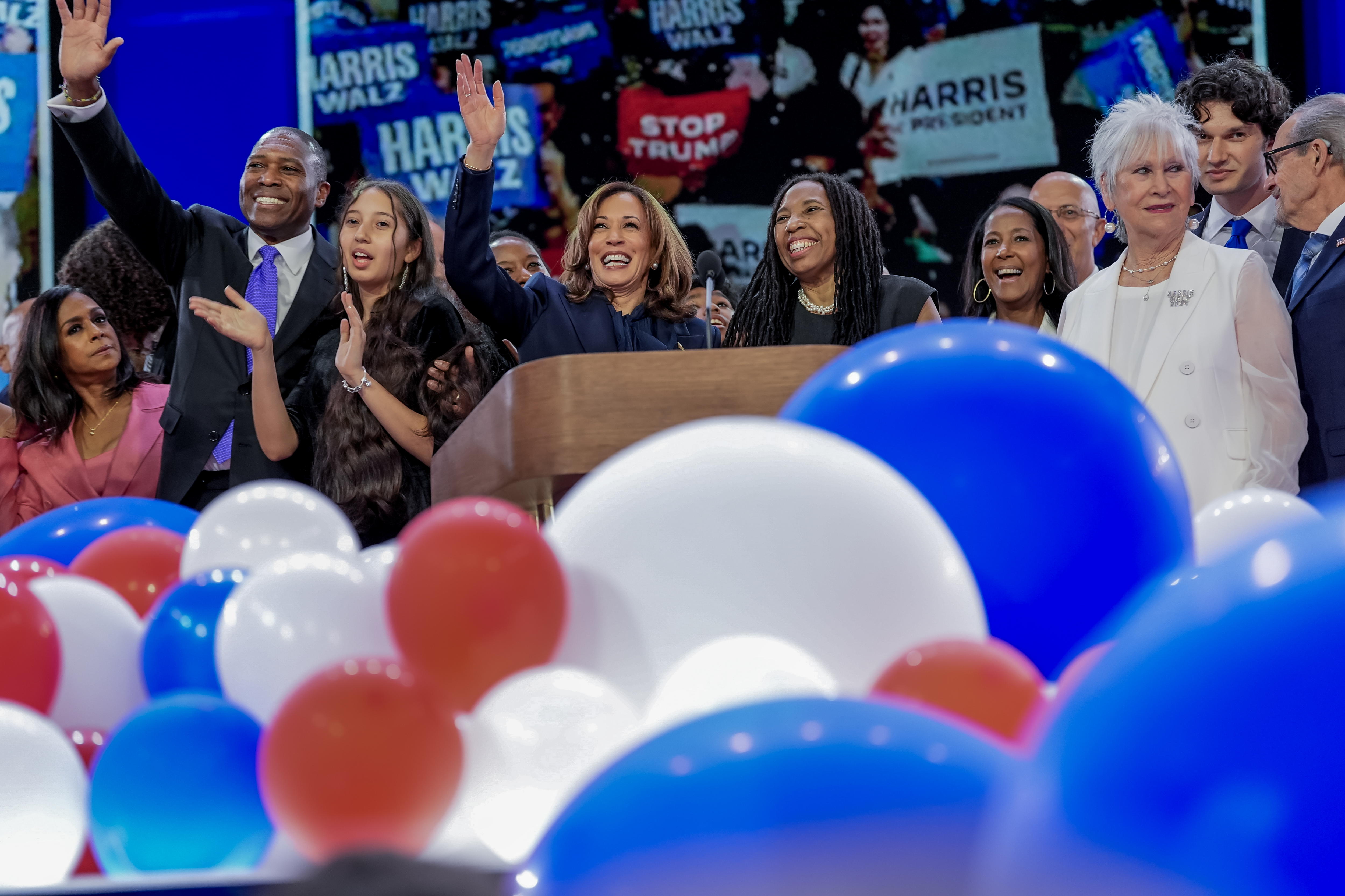Chicago (United States), 22/08/2024.- Democratic presidential nominee and US Vice President Kamala Harris (C) waves, on stage with family members following her speech during the final night of the Democratic National Convention (DNC) at the United Center in Chicago, Illinois, USA, 22 August 2024. The 2024 Democratic National Convention is being held from 19 to 22 August 2024, during which delegates of the United States' Democratic Party will vote on the party's platform and ceremonially vote for the party's nominee for president, Vice President Kamala Harris, and for vice president, Governor Tim Walz of Minnesota, for the upcoming presidential election. (Estados Unidos) EFE/EPA/WILL OLIVER