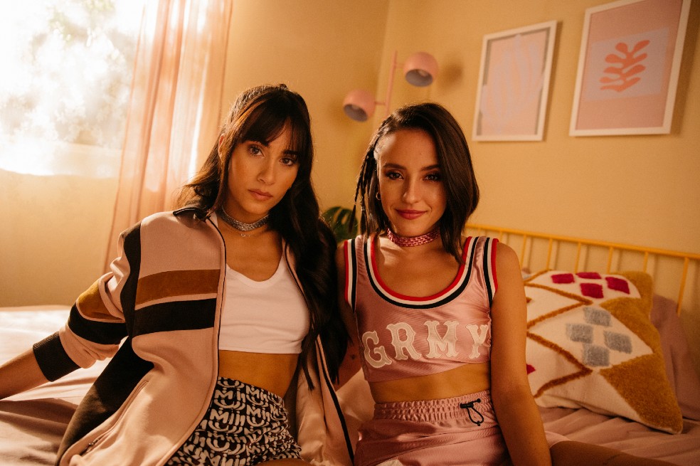 Aitana y Evaluna cantan juntas en “Aunque no sea conmigo”