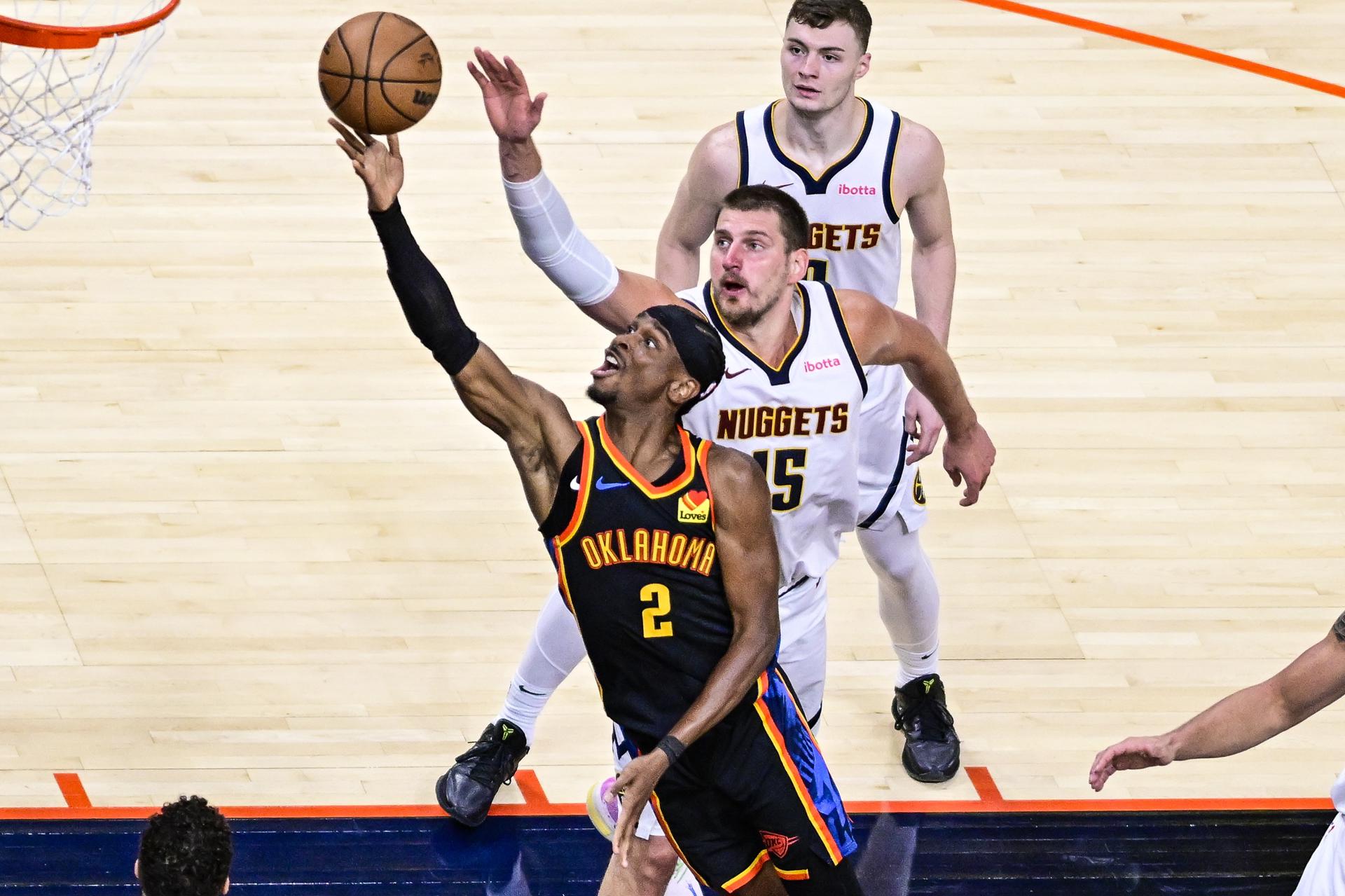 OKLAHOMA CITY (United States), 08/05/2025.- Oklahoma City Thunder guard Shai Gilgeous-Alexander shoots the ball against Denver Nuggets center Nikola Jokic during the second half of the Western Conference Semifinals game two between the Oklahoma City Thunder and the Denver Nuggets in Oklahoma City, Oklahoma, USA, 07 May 2025. The Denver Nuggets lead the best of seven series 1-0. (Baloncesto) EFE/EPA/GERALD LEONG SHUTTERSTOCK OUT
