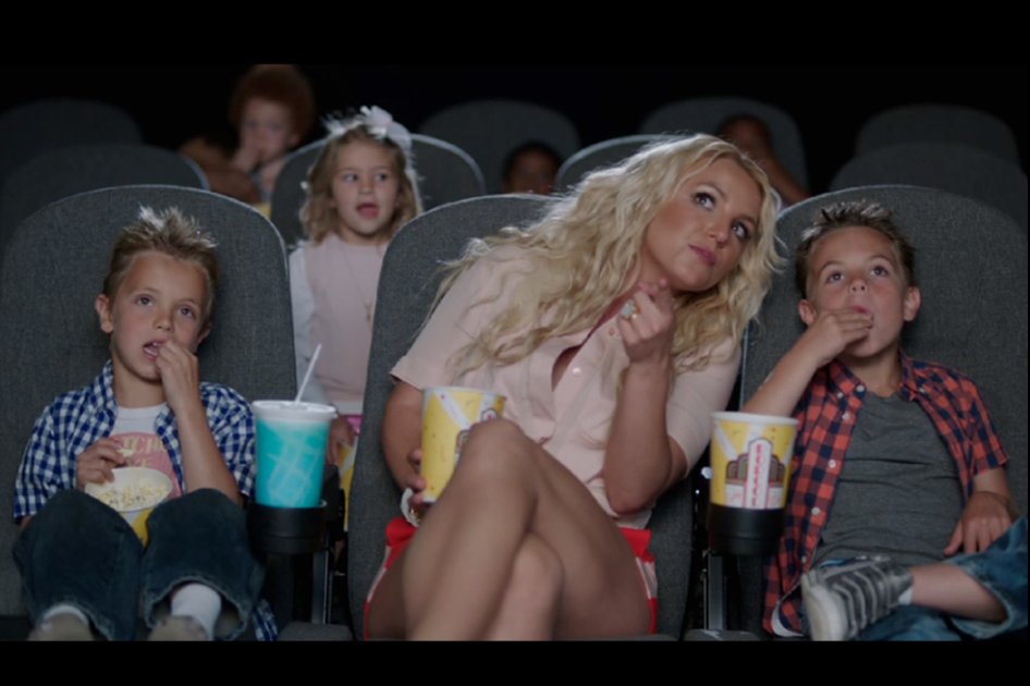Britney Spears y sus hijos protagonizan video de "Los Pitufos 2″
