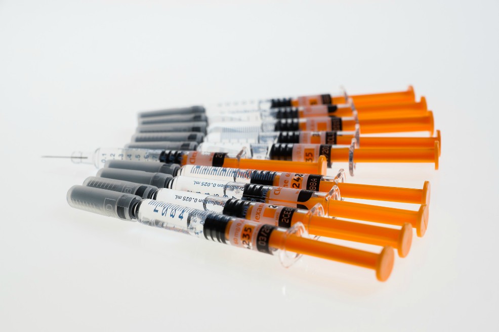 Los medicamentos biotecnológicos son producidos a partir de células y animales. 