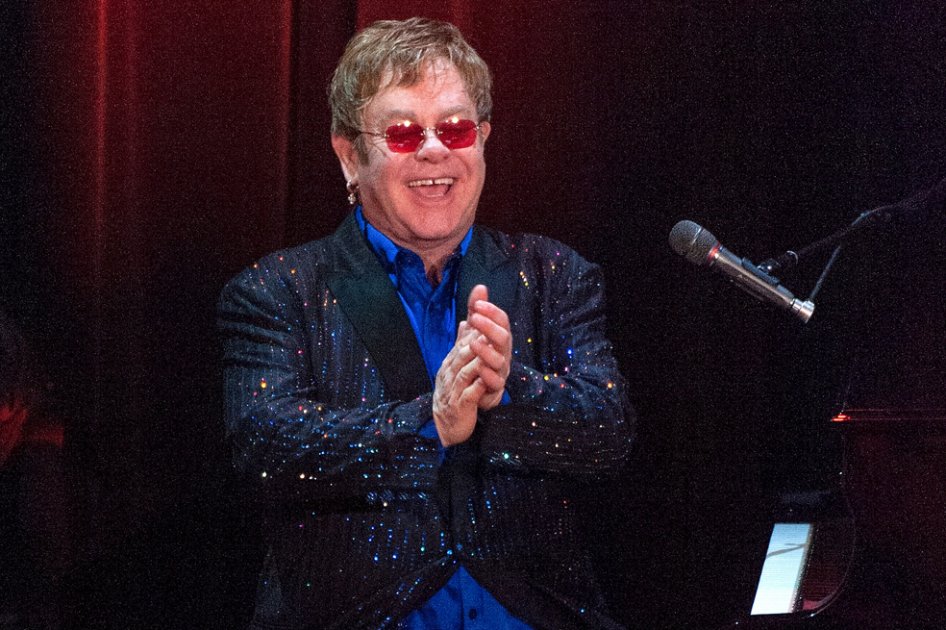 Elton John ayudó a un niño a salir de Ucrania