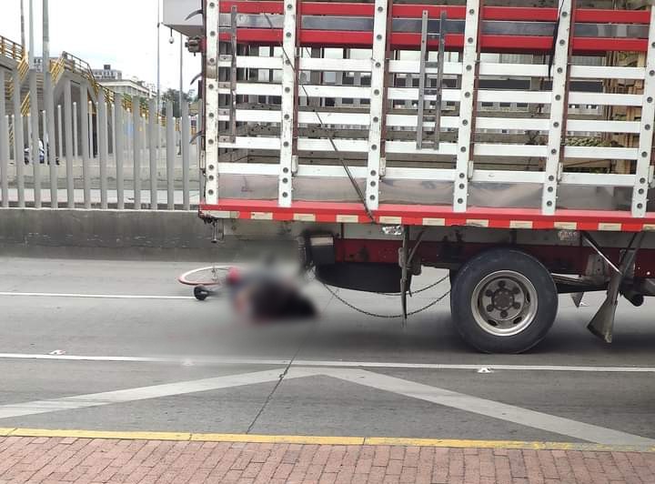 Muere ciclista tras ser arrollado por un camión en el centro de Bogotá