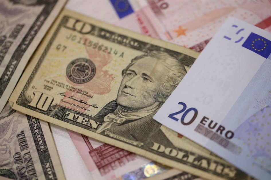 Euro cae por debajo de 1,1 dólares lastrado por Grecia