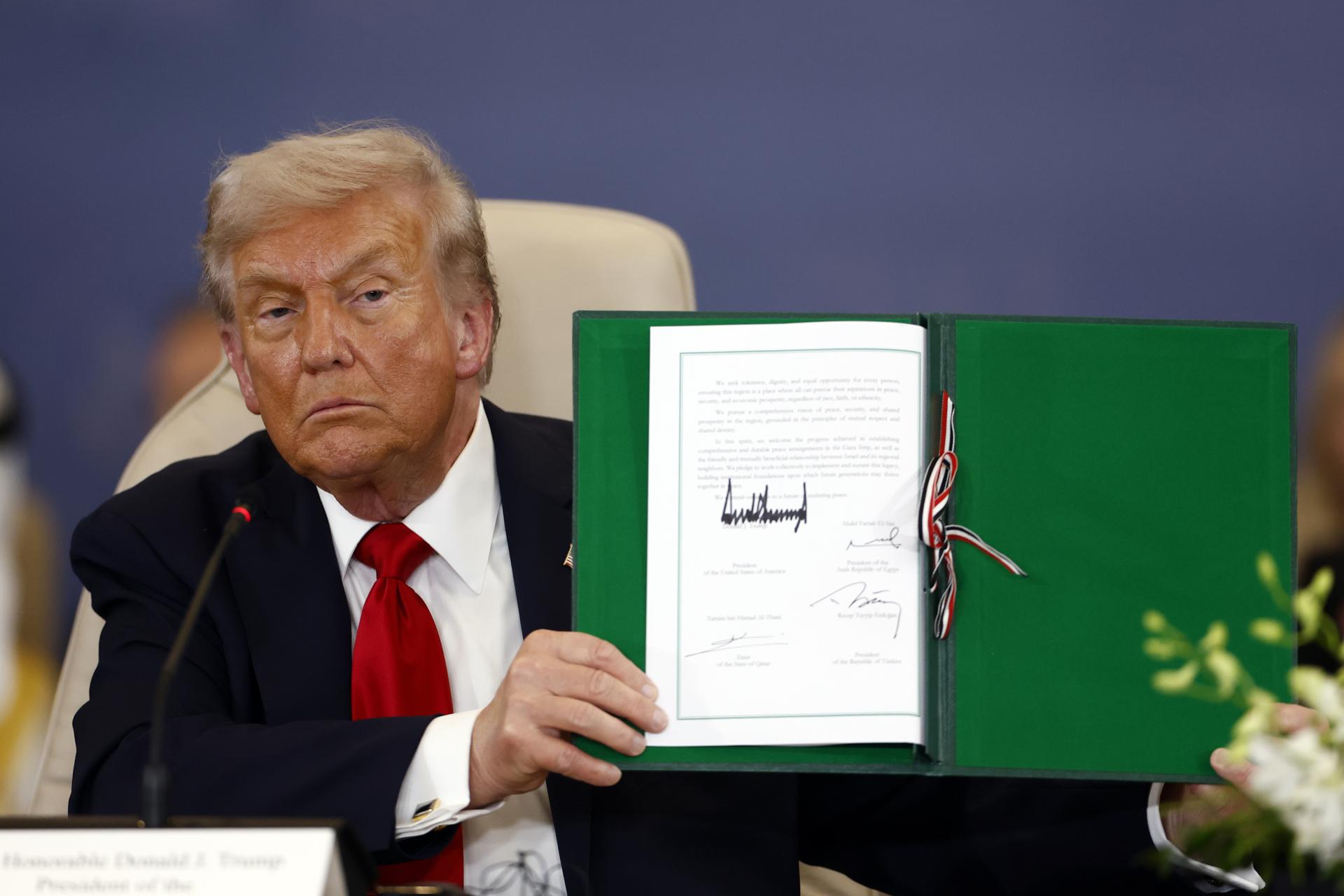 SHARM EL SHEIKH (Egypt), 13/10/2025.- US President Donald Trump shows a signed document at the Gaza Peace Summit in Sharm El-Sheikh, Egypt, 13 October 2025. US President Donald Trump alongside Egypt's President Abdel Fattah al-Sisi with leaders from more than 20 countries attend the summit in Sharm El-Sheikh. The first phase of Gaza peace plan between Israel and Hamas involves the release of Israeli hostages and Palestinian prisoners, the partial withdrawal of Israeli forces, and the delivery of humanitarian aid to Gaza. (Egipto) EFE/EPA/YOAN VALAT / POOL