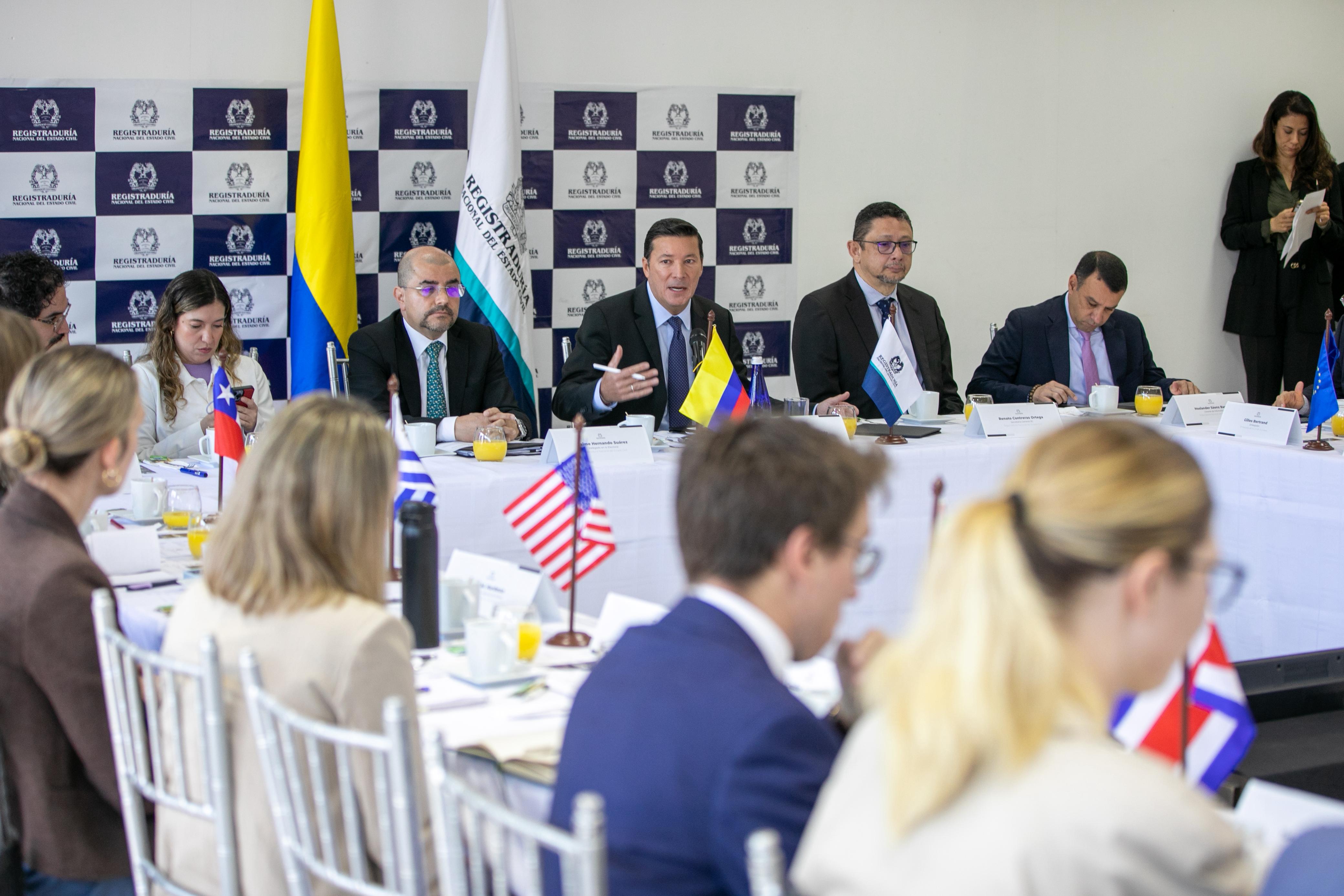 El registrador nacional, Hernán Penagos, sostuvo un encuentro con representantes de 21 embajadas y 13 organismos internacionales.