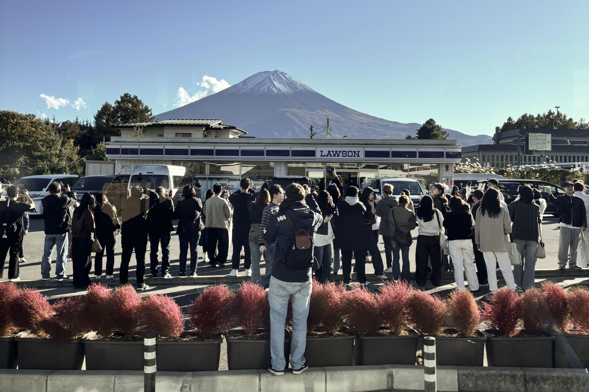 ¿Demasiados turistas? Japón plantea limitar el acceso al monte Fuji