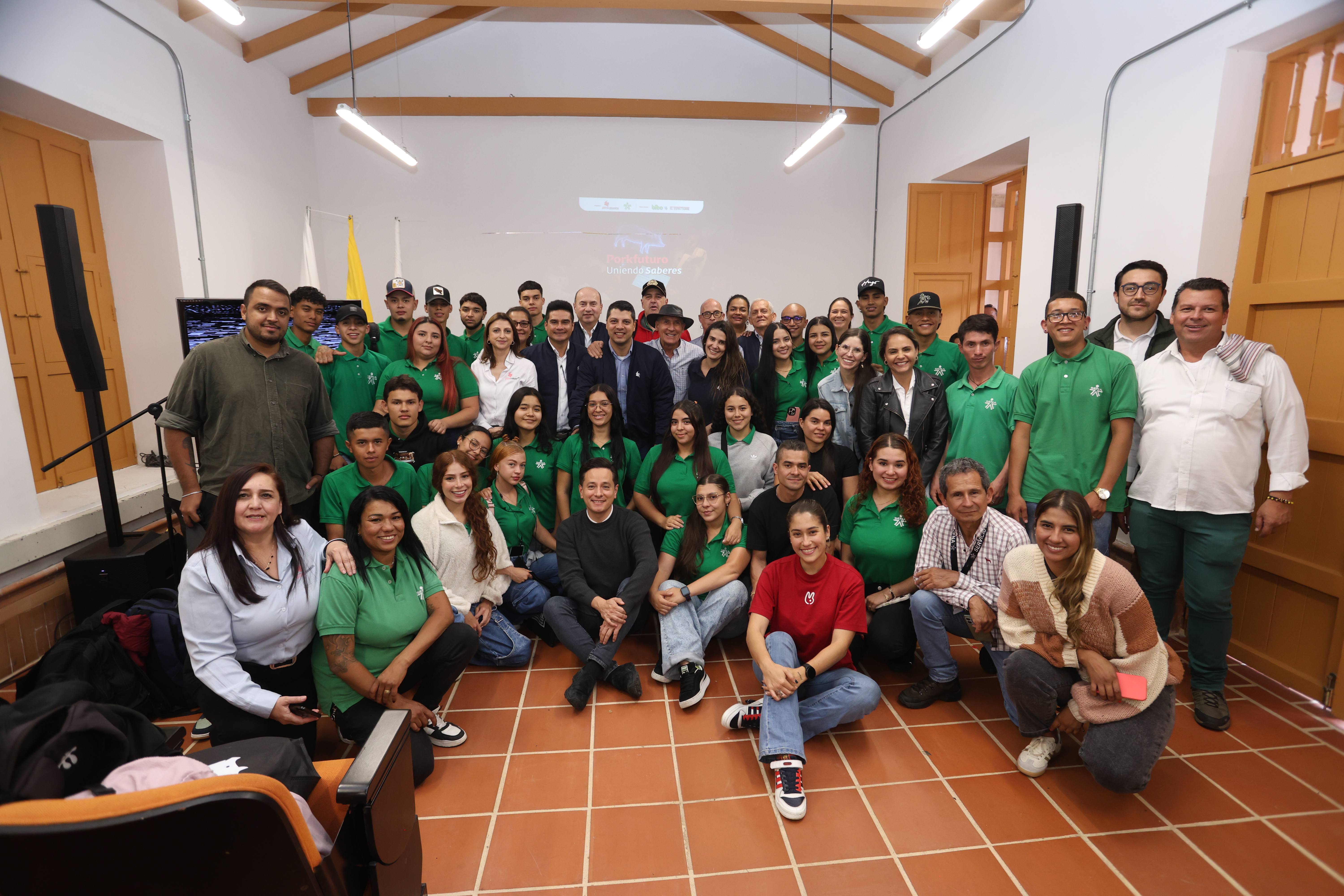 Estudiantes durante foro de porcicultura en la sede del Sena en La Salada.