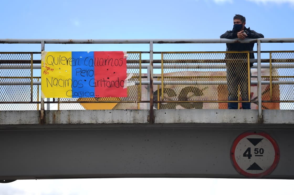 Se pide a los manifestantes no impedir el paso de vehículos como ambulancias y transportadores de alimentos.