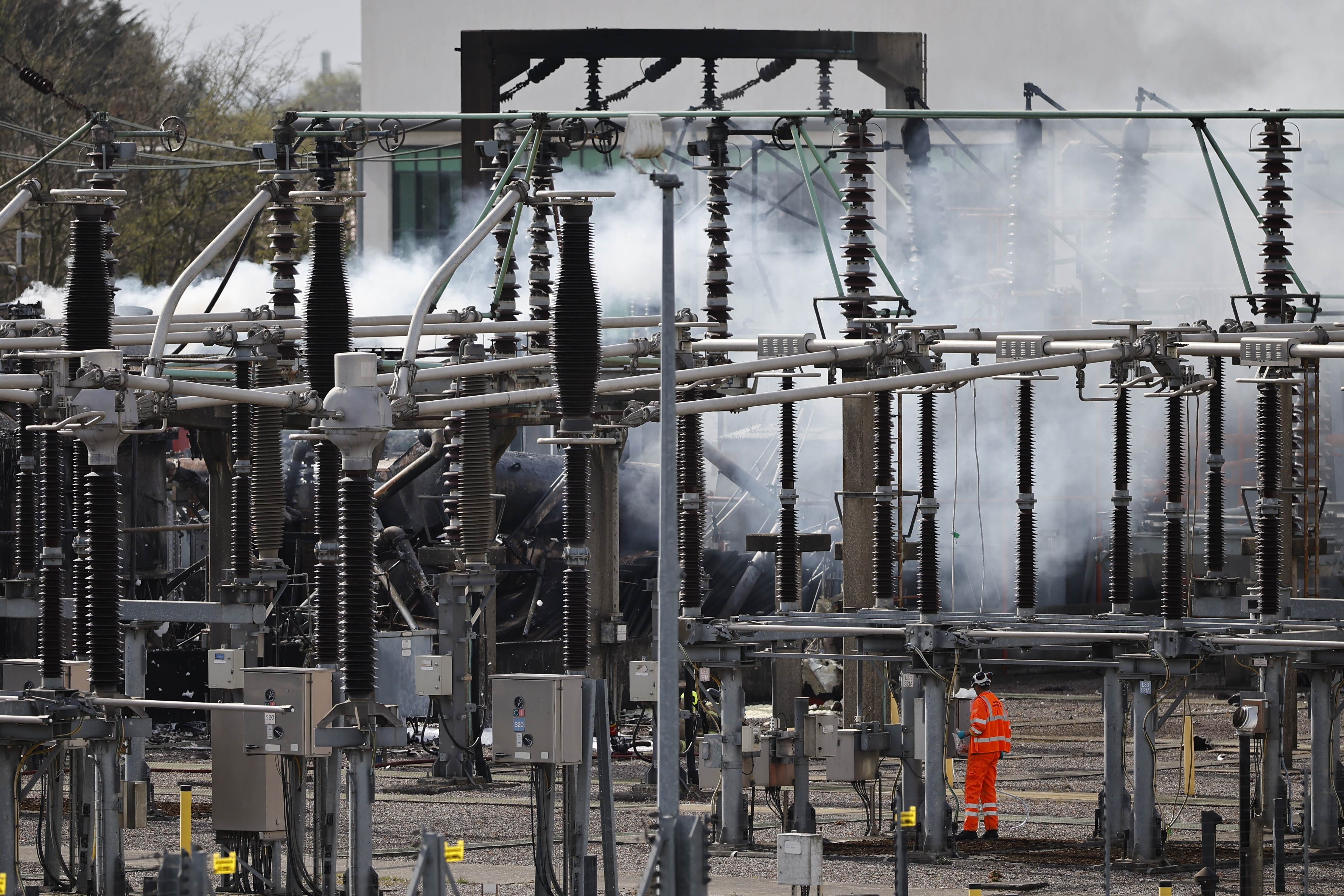 ¿Sabotaje?: lo que se sabe del incendio por el que cerró el aeropuerto de Londres