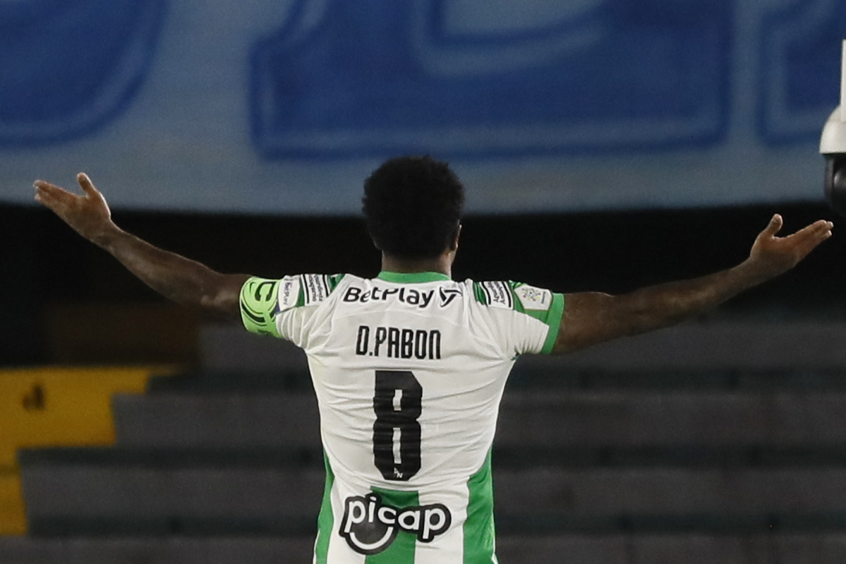 AMDEP2935. BOGOTÁ (COLOMBIA), 15/11/2023.- Dorlan Pabón de Nacional celebra un gol hoy, en el partido de ida de la final la Copa Colombia ante Atlético Nacional en el estadio El Campín en Bogotá (Colombia). EFE/ Carlos Ortega