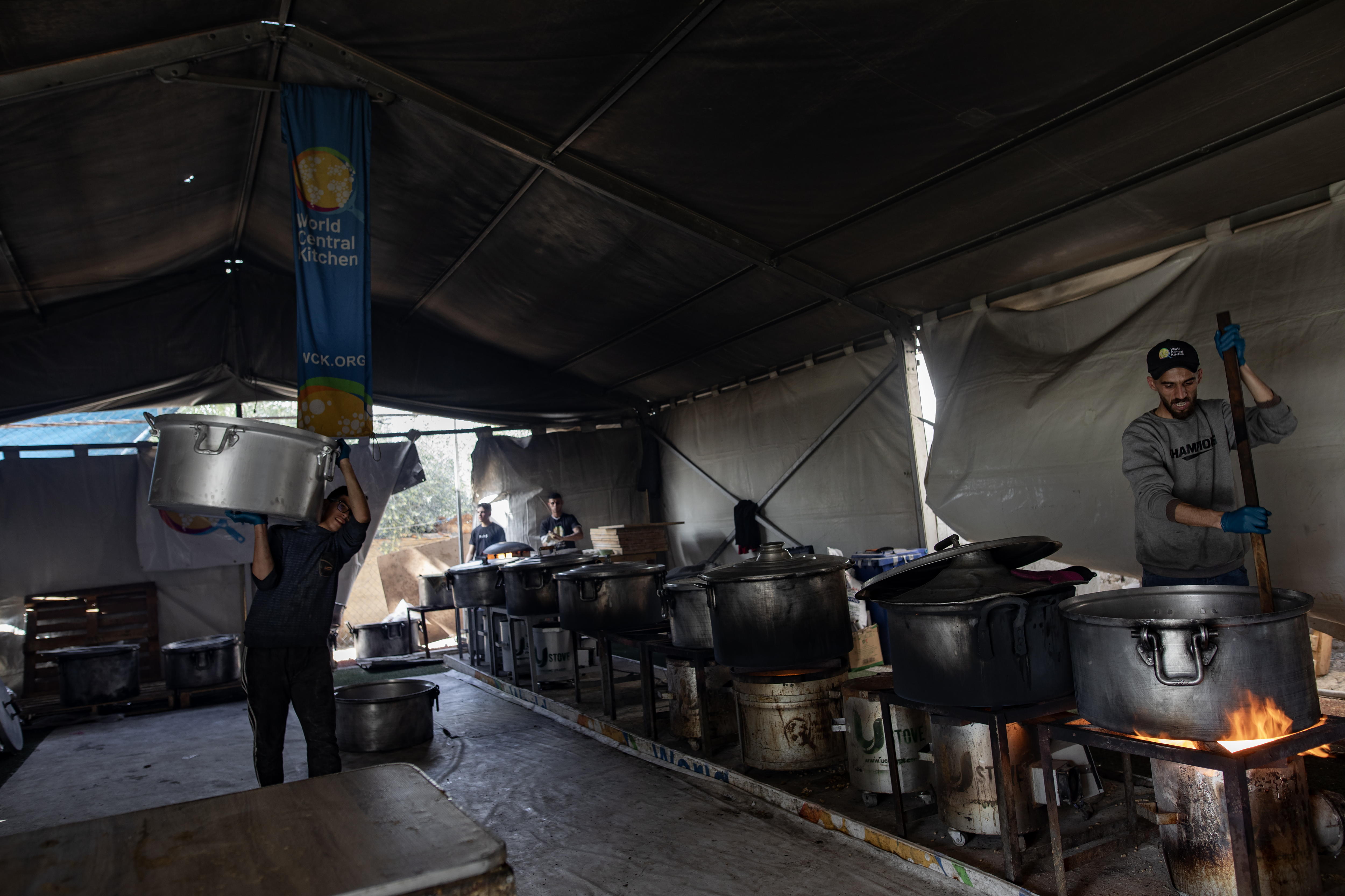 Rafah (---), 18/03/2024.- Volunteers in one of the kitchens of the World Central Kitchen (WCK) prepare food to be served to displaced Palestinians in Rafah camp, southern Gaza Strip, 18 March 2024. Since 07 October 2023, up to 1.9 million people, or more than 85 percent of the population, have been displaced throughout the Gaza Strip, some more than once, according to the United Nations Relief and Works Agency for Palestine Refugees in the Near East (UNRWA), which added that most civilians in Gaza are in 'desperate need of humanitarian assistance and protection'. EFE/EPA/HAITHAMI IMAD