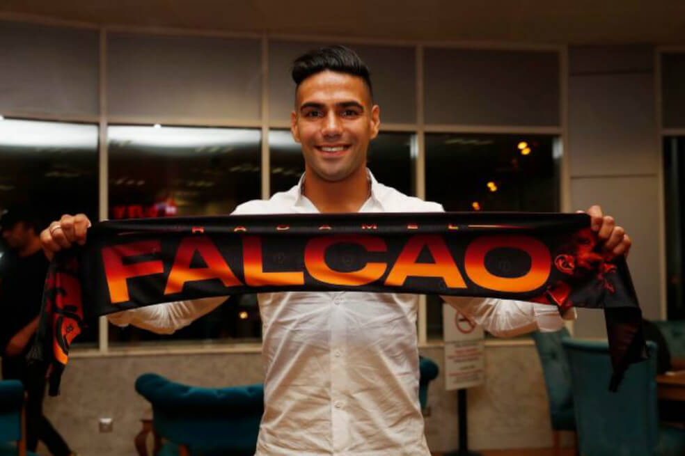 Apoteósico recibimiento a Falcao en Estambul
