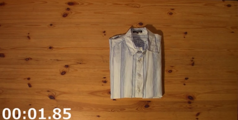 Aprende a doblar una camisa en dos segundos