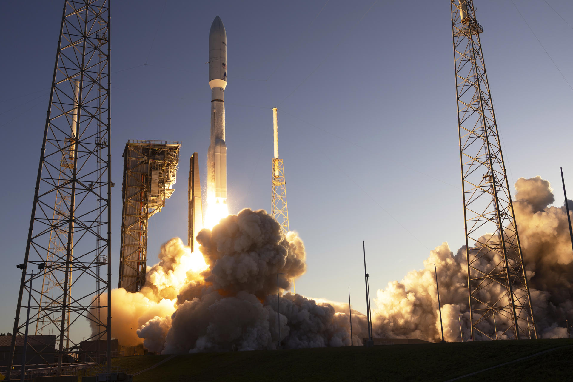 USA3449. CABO CAÑAVERAL (ESTADOS UNIDOS), 23/06/2025.- Fotografía cedida por United Launch Alliance (ULA) donde se muestra el cohete Atlas V despegando este lunes, del Complejo de Lanzamiento Espacial 41 de la Estación de la Fuerza Espacial de Cabo Cañaveral, en Florida (Estados Unidos). La empresa estadounidense Amazon lanzó al espacio un segundo lote de 27 satélites de su Proyecto Kuiper, que creará una "constelación" de más de 3.200 de estos dispositivos para llevar internet de alta velocidad a cualquier parte del planeta y competir con empresas como Starlink. EFE/ United Launch Alliance (ULA) /SOLO USO EDITORIAL/SOLO DISPONIBLE PARA ILUSTRAR LA NOTICIA QUE ACOMPAÑA (CRÉDITO OBLIGATORIO)