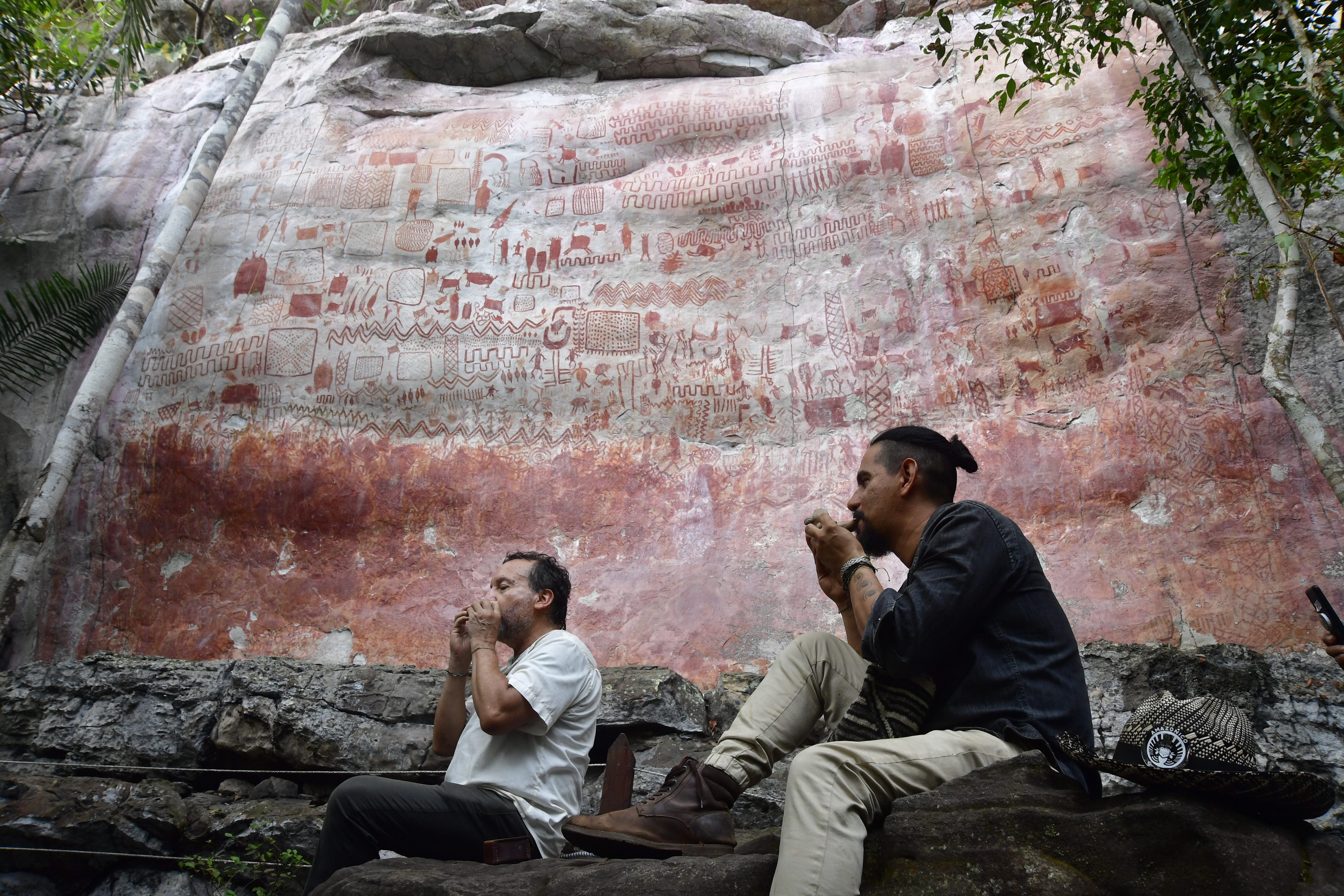 En medio de las pinturas rupestres, en el marco de “Colombia es música sacra”, el compositor Luis Fernando Franco y el arqueólogo Agustín Cárdenas ofrecieron una experiencia sonora de música prehispánica a través de instrumentos de barro.