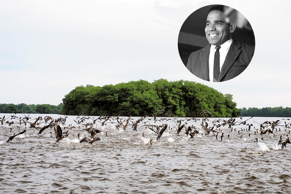 Por estos manglares aparecía “El Currao”, inolvidable y solidario personaje de “Tierra mojada”, una de las obras literarias de Manuel Zapata Olivella, nacido en Lorica, Córdoba, el 17 de marzo de 1920 y fallecido el 19 de noviembre de 2004, en Bogotá. / Foto cortesía de Michael Palencia-Roth (imagen del círculo: Archivo Biblioteca Nacional).