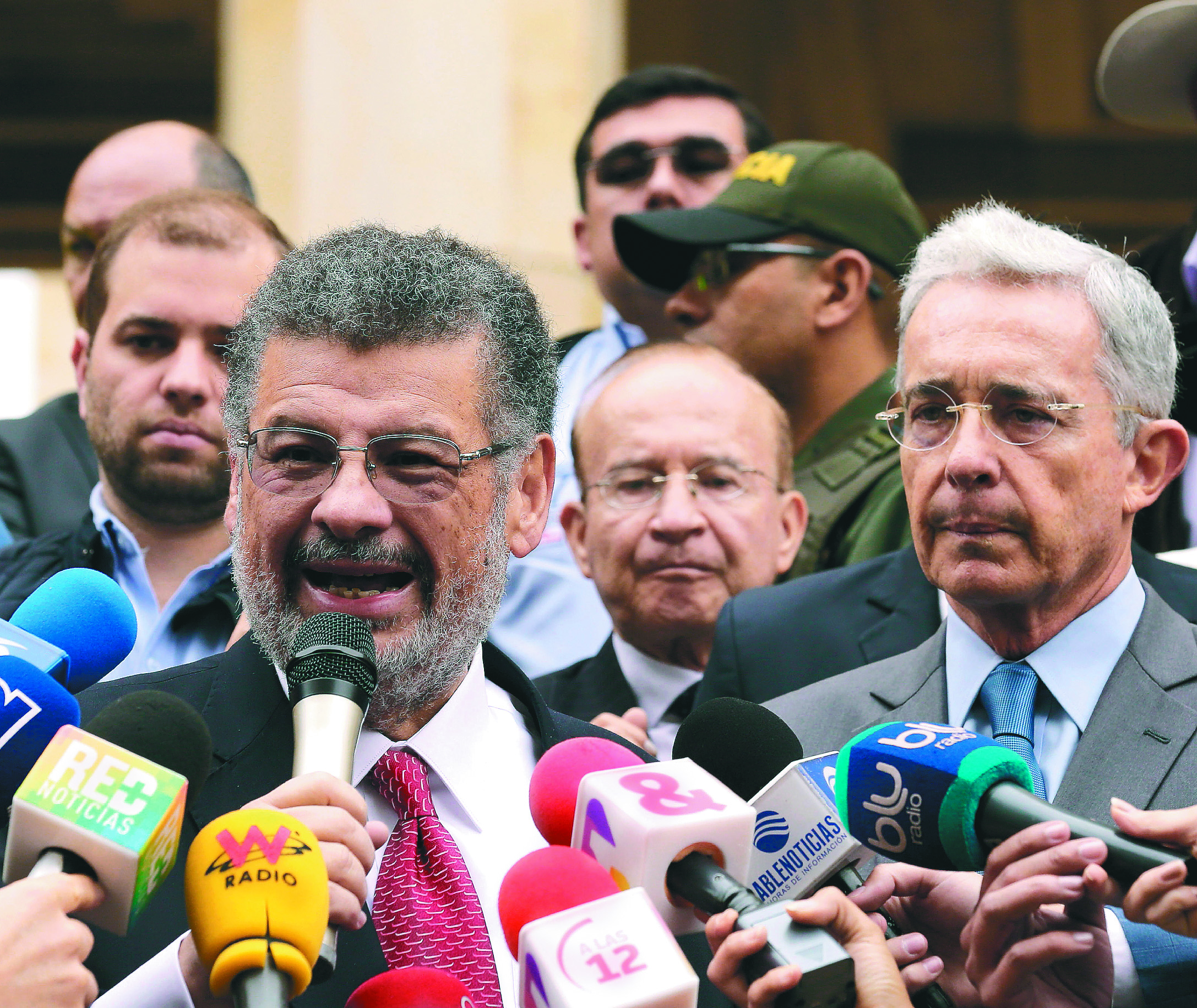 Defensa de Uribe pide limitar a una persona la representación de las víctimas