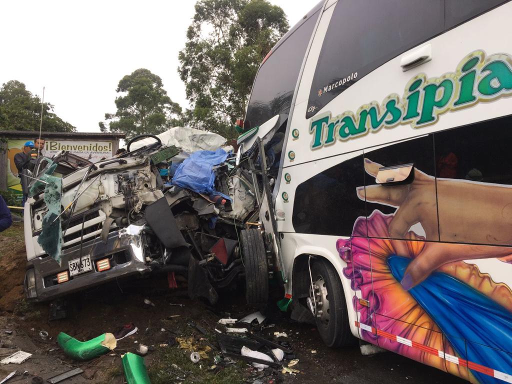 Dos muertos y 20 heridos dejó accidente de tránsito en la vía Panamericana