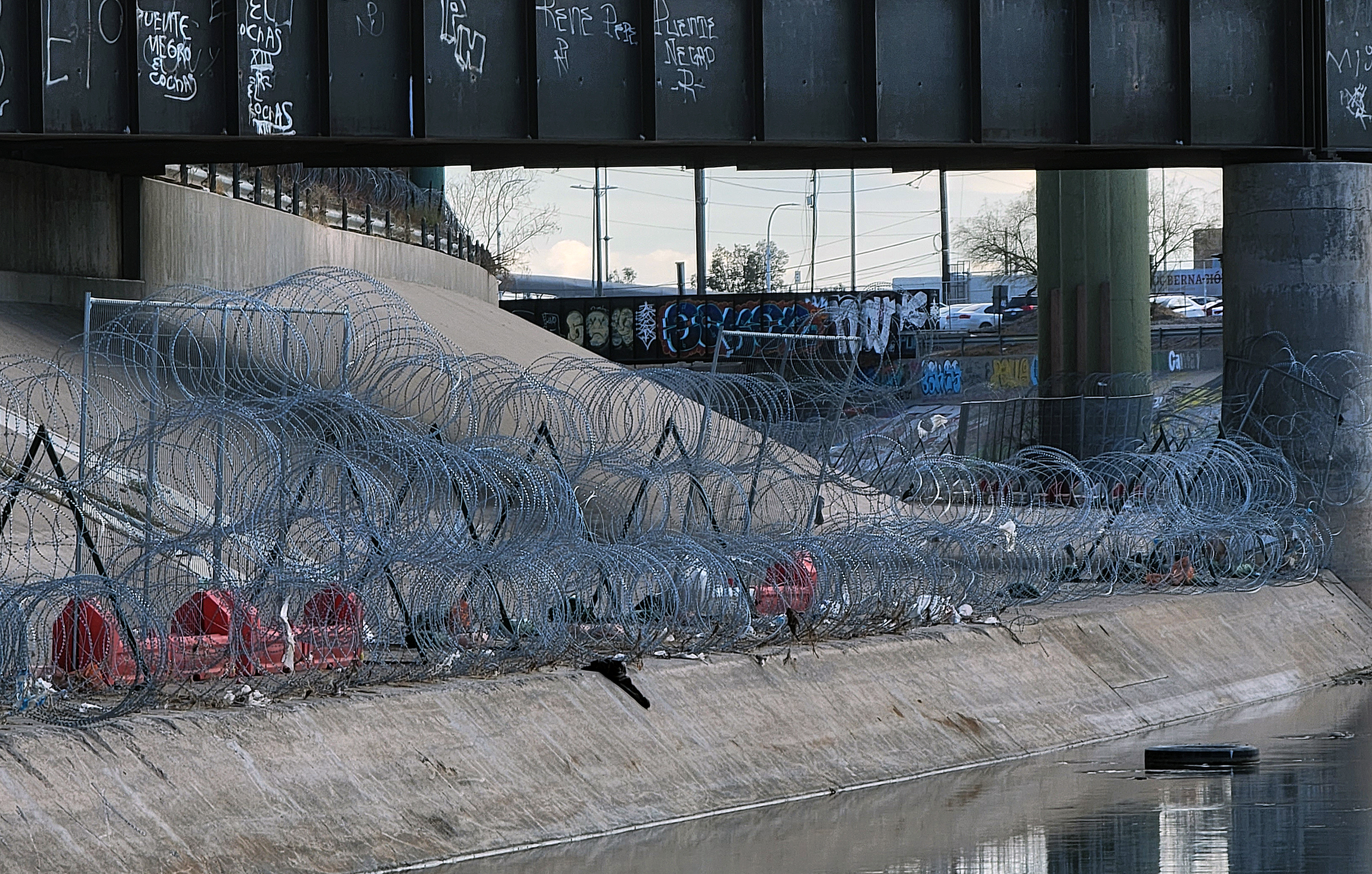 MEX6907. CIUDAD JUÁREZ (MÉXICO), 26/01/2024.- Vista de barricadas de alambre de púas, el 25 de enero de 2024 en el muro fronterizo desde Ciudad Juárez, Chihuahua (México). Activistas en la frontera de México celebraron este viernes el fallo judicial que esta semana ordenó a Texas retirar el alambre de púas en río Bravo o Grande, pero denuncian que las autoridades aún no remueven la barrera, que ha dejado tres muertos y cientos de heridos. EFE/Luis Torres