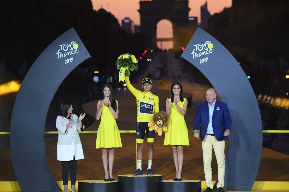 Egan Bernal se consagró al subir al primer escalón del podio en París. / AFP