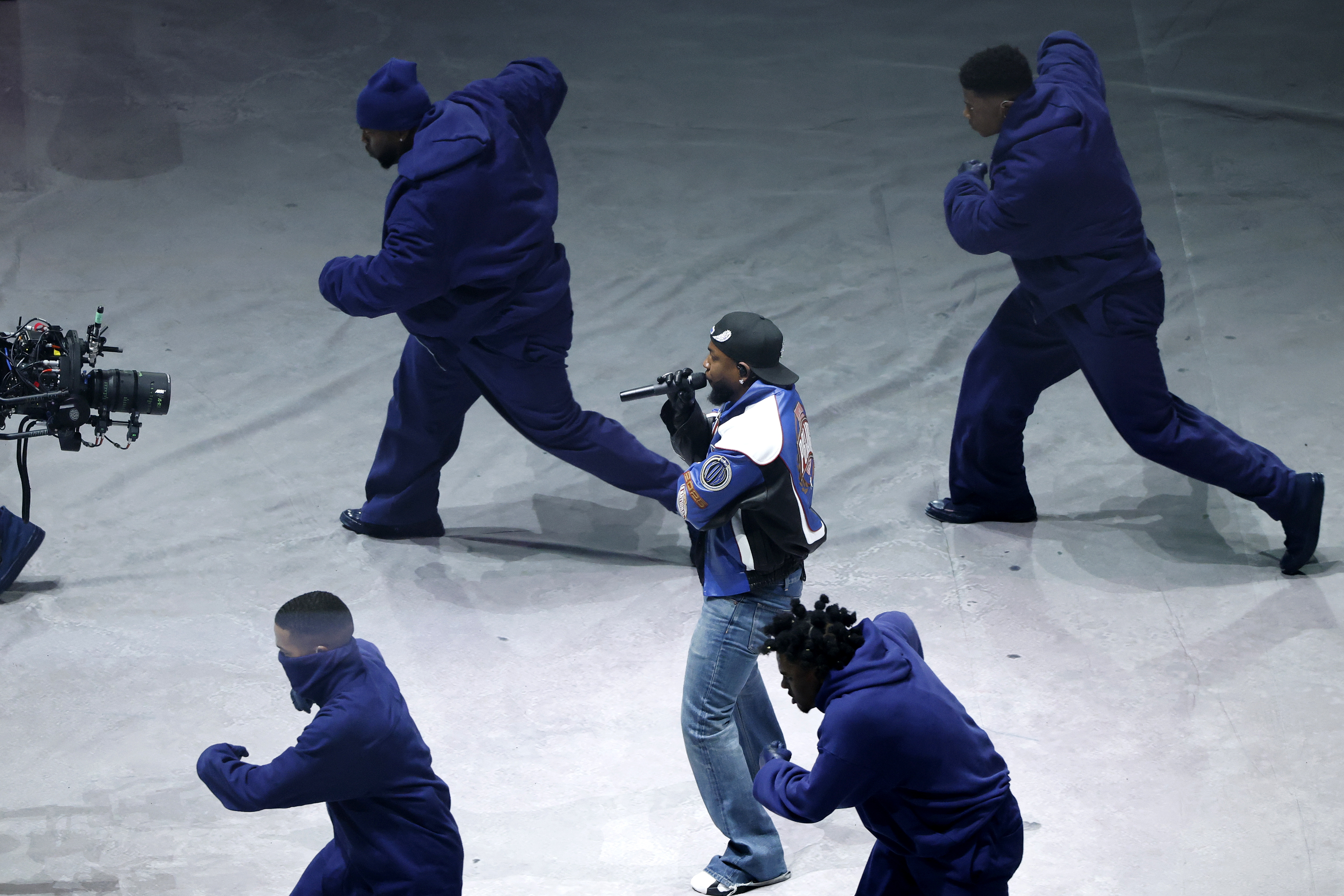 NEW ORLEANS (United States), 10/02/2025.- Kendrick Lamar (C) performs in the Halftime Show of Super Bowl LIX between the Kansas City Chiefs and the Philadelphia Eagles at Caesars Superdome in New Orleans, Louisiana, USA, 09 February 2025. The Super Bowl is the annual championship game of the NFL between the AFC Champion and the NFC Champion and has been held every year since 1967. (Nueva Orleáns, Filadelfia) EFE/EPA/CJ GUNTHER