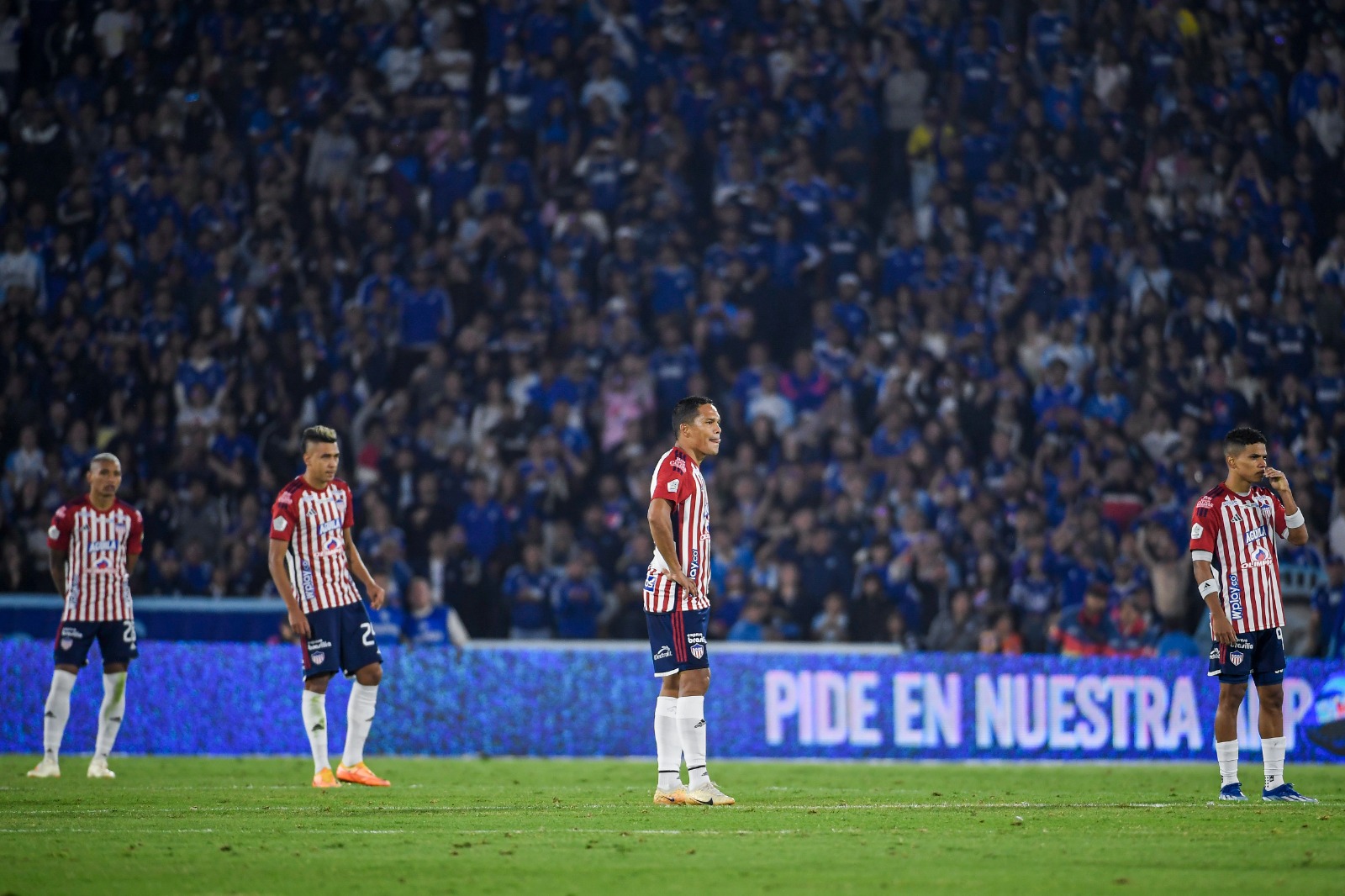 Junior se quedó quieto luego de sacar de la mitad de la cancha a modo de protesta.