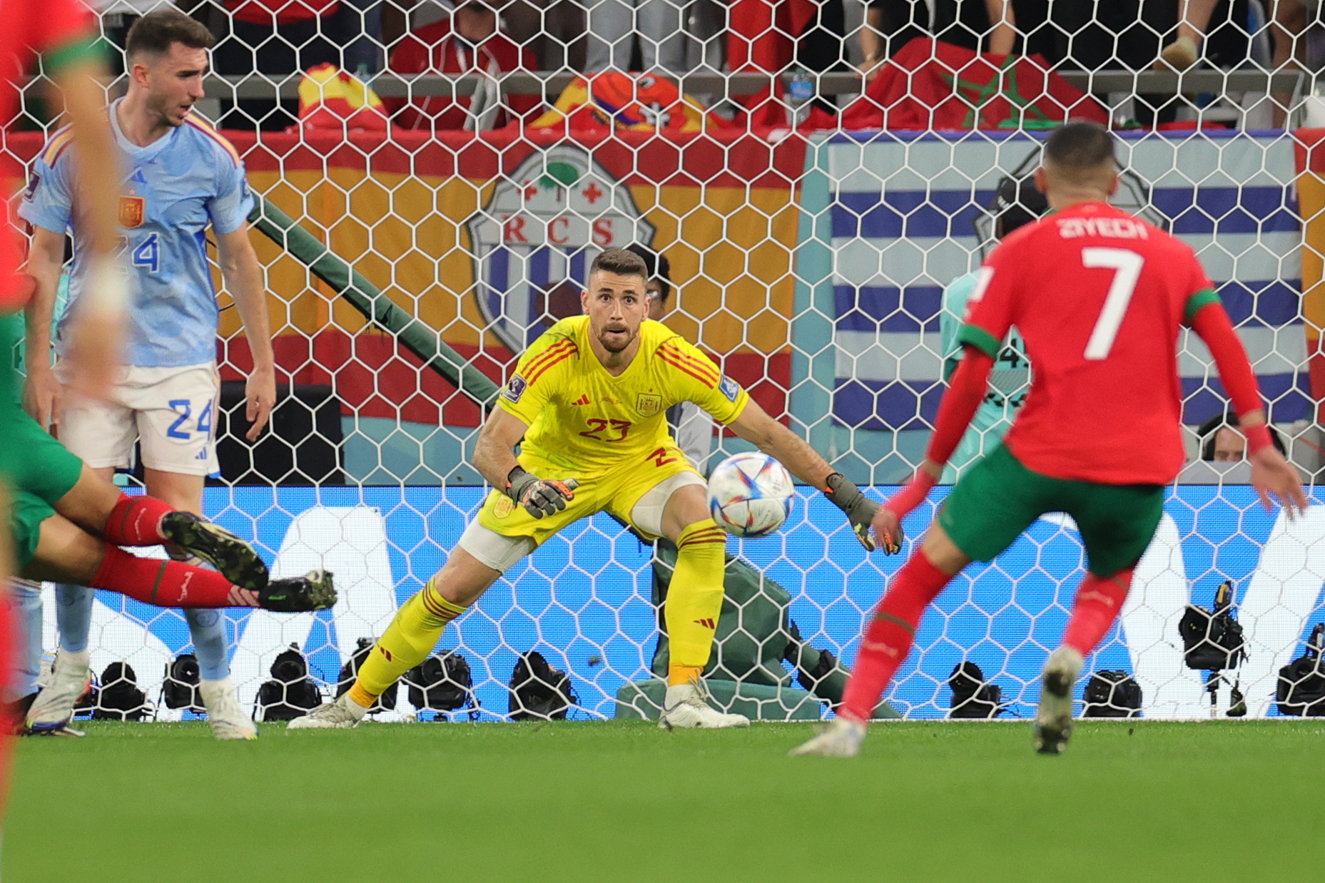 Doha (Qatar), 06/12/2022.- Goalkeeper Unai Simon of Spain in action during the FIFA World Cup 2022 round of 16 soccer match between Morocco and Spain at Education City Stadium in Doha, Qatar, 06 December 2022. (Mundial de Fútbol, Marruecos, España, Catar) EFE/EPA/Friedemann Vogel