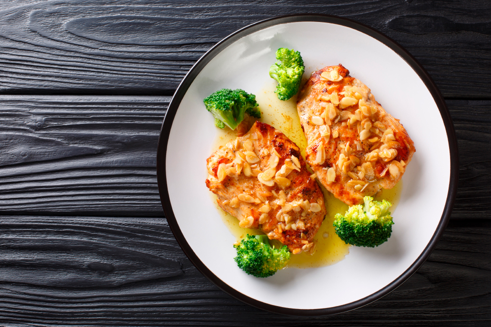 Pollo con almendras: prepara esta receta china en casa