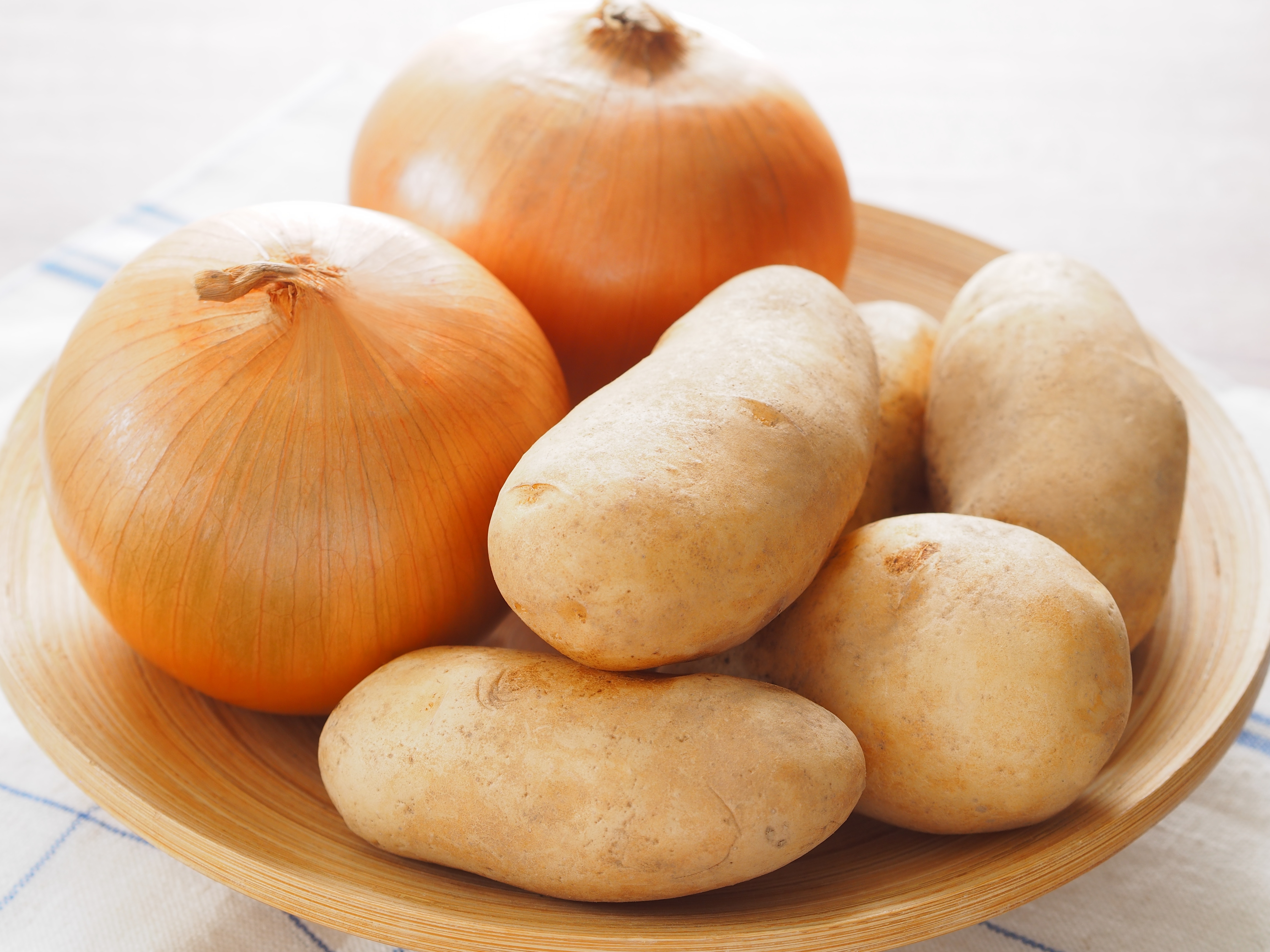 ¿Por qué la cebolla no se debe guardar junto a las papas?