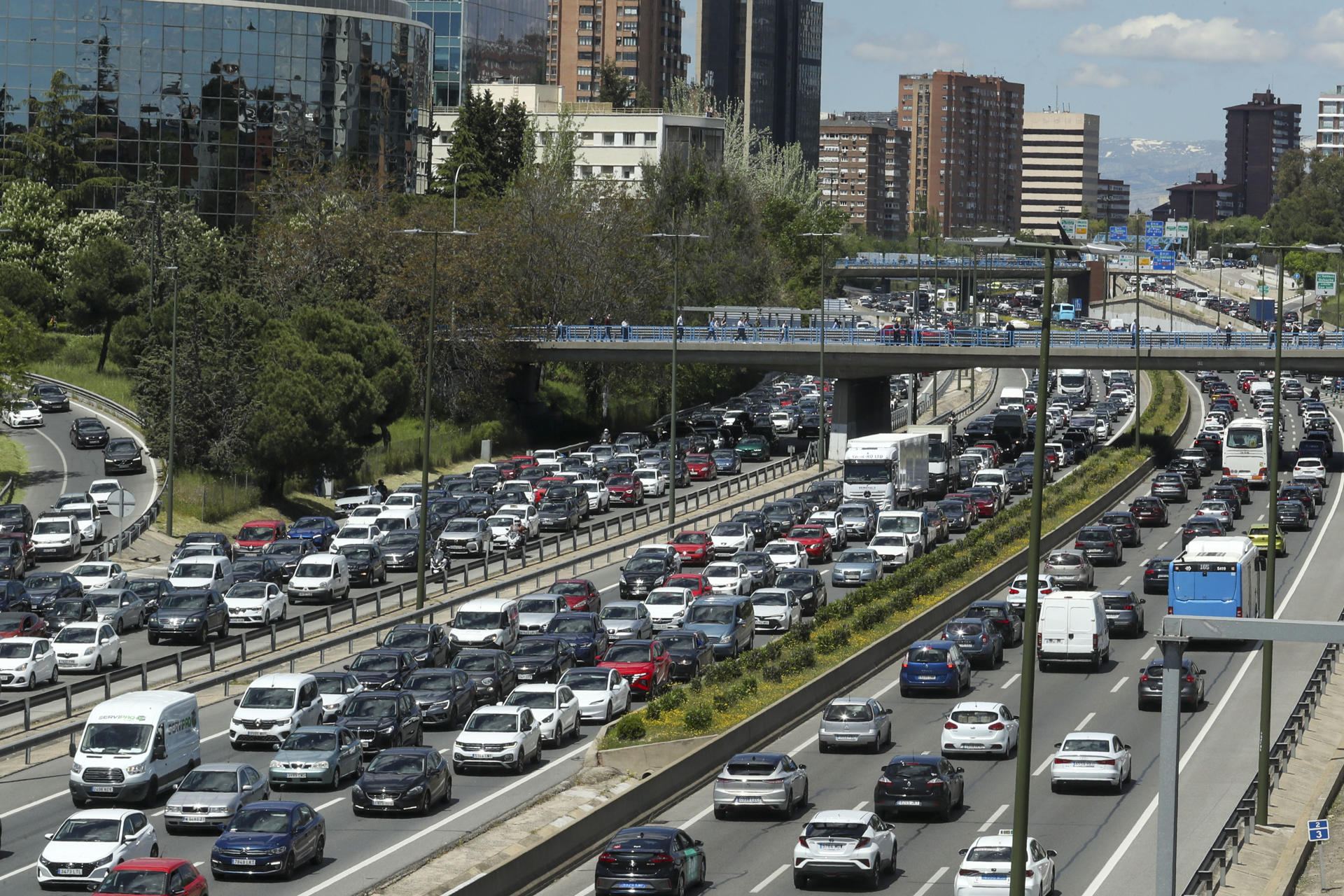 MADRID, 27/04/2025.-Vista del atasco en la M30 madrileña, tras un gran apagón, del que aún se desconocen las causas, que dejó este lunes sin suministro eléctrico a España, Portugal y algunas zonas del sur de Francia, provocando problemas en el funcionamiento de servicios públicos como el ferrocarril y el metro, así como a empresas y particulares. EFE/Alberto Aguado