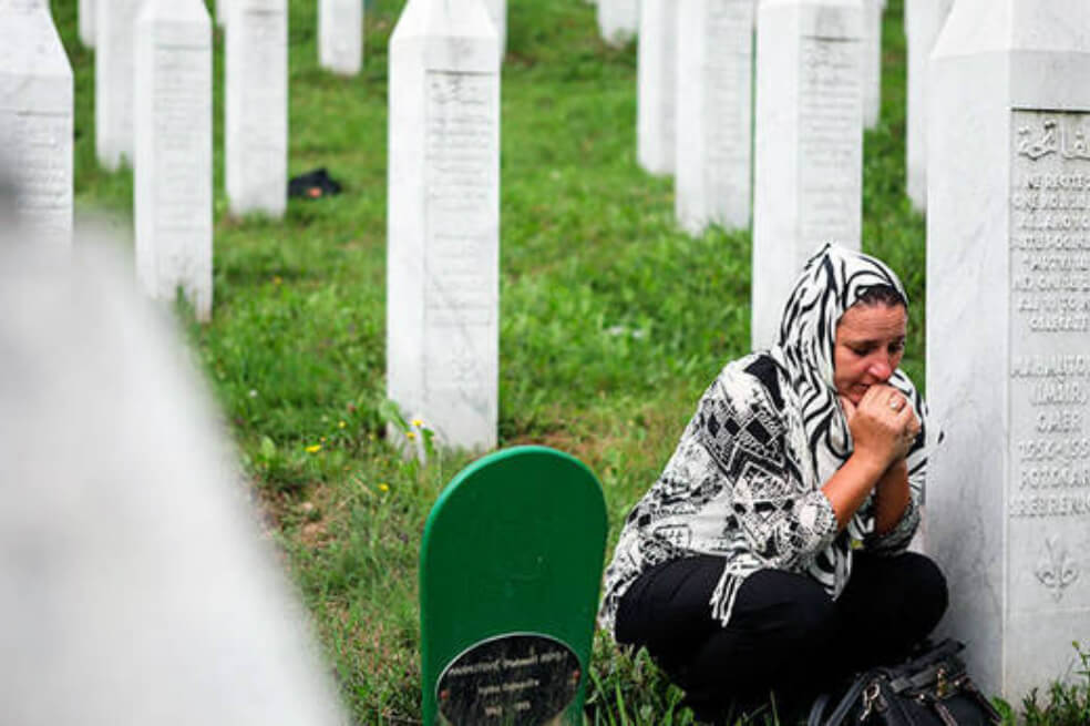 Víctimas de genocidio de Srebrenica anuncian protesta contra el premio Nobel, Peter Handke