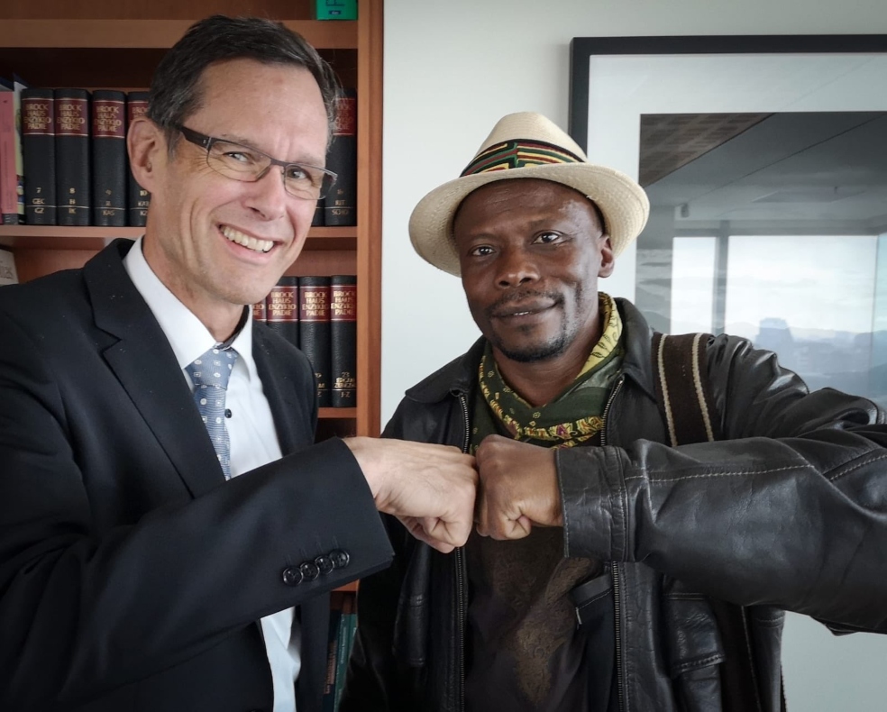 El líder Héctor Marino Carabalí con el embajador de Alemania, Peter Ptassek.