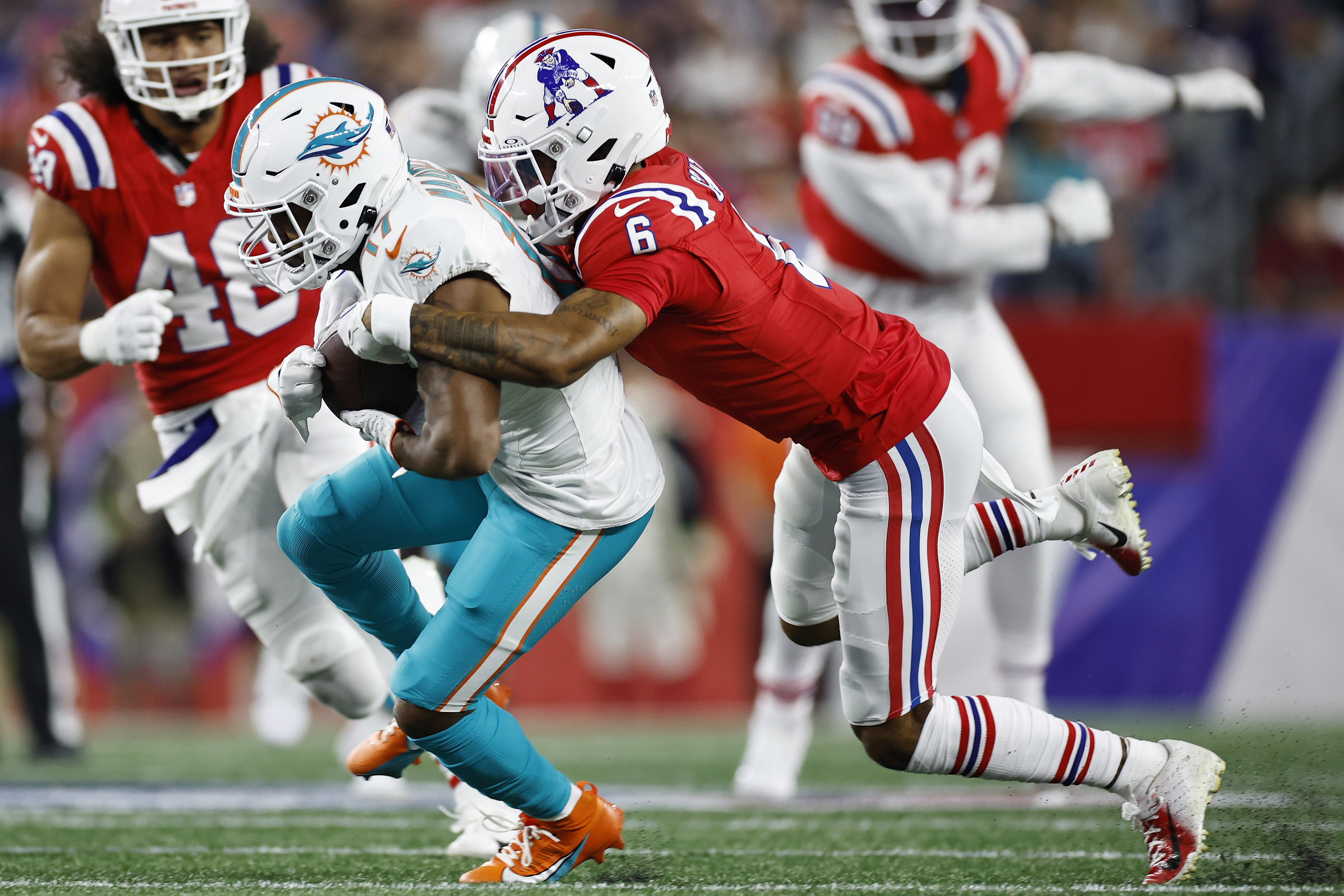 Foxborough (United States), 18/09/2023.- Miami Dolphins wide receiver Jaylen Waddle (L) is tackled by New England Patriots cornerback Christian Gonzalez (R) during the second quarter of the game at Gillette Stadium in Foxborough, Massachusetts, USA, 17 September 2023. (Disturbios) EFE/EPA/CJ GUNTHER