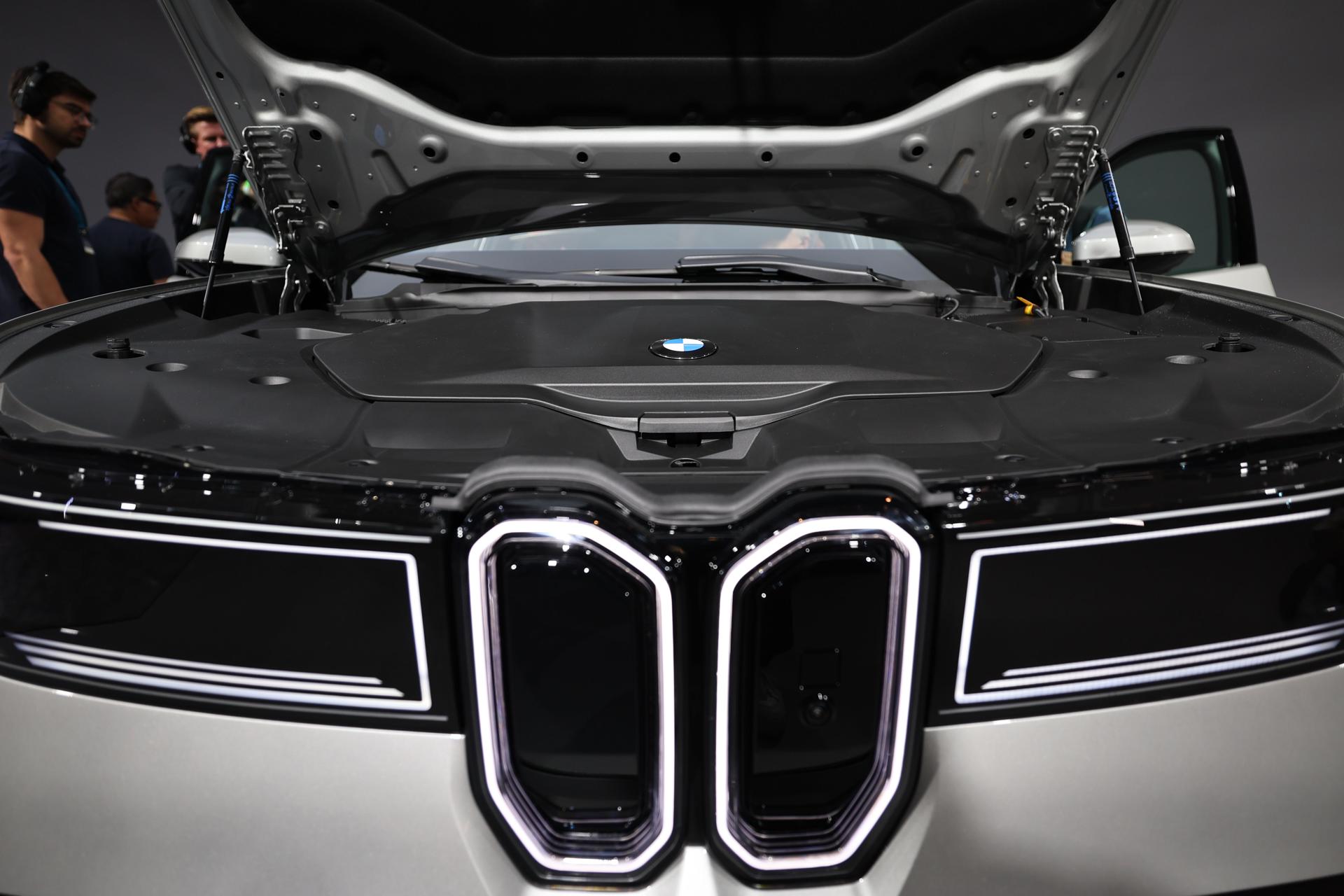 MUNICH (Germany), 05/09/2025.- Engine of a BMW iX3 during its World premiere in Munich, Germany, 05 September 2025. The International Motor Show Germany IAA MOBILITY 2025 takes place in Munich from 09 to 14 September 2025, featuring numerous world premieres, and focuses on electric mobility and digitization. (Alemania) EFE/EPA/ANNA SZILAGYI
