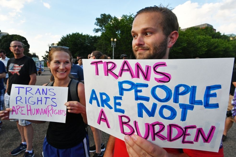 EE. UU. revierte política de Trump y restaura protecciones de salud para personas trans