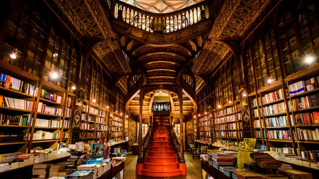 La icónica Livraria Lello es una de las librerías más famosas y visitadas del mundo, tanto por su historia como por su impresionante arquitectura. Con su fachada neogótica y un interior dominado por una sinuosa escalera roja, vidrieras coloridas y estanterías repletas de libros, el lugar ofrece una experiencia casi teatral, convirtiéndola en una parada obligada en Oporto.