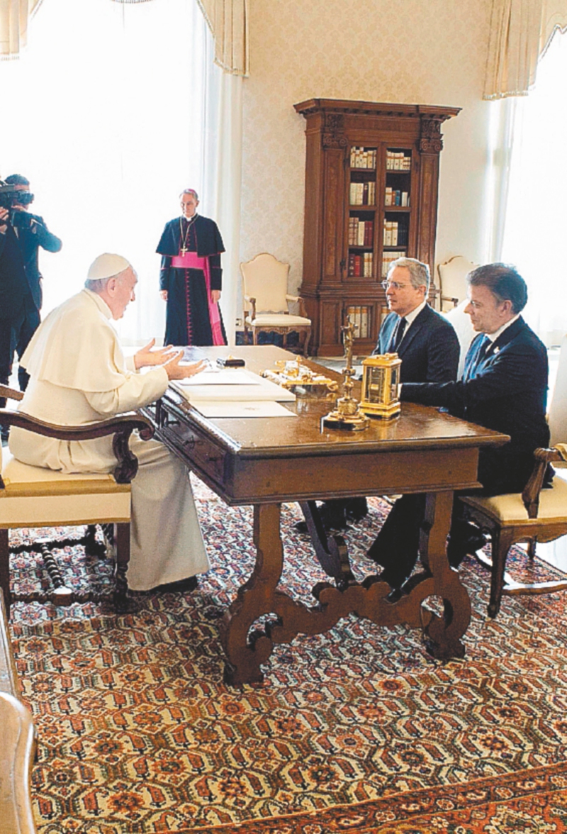El papa Francisco recibió en audiencia privada al ex presidente de Colombia, Juan Manuel Santos, y al expresidente Álvaro Uribe en el Vaticano el 16 de diciembre de 2016.