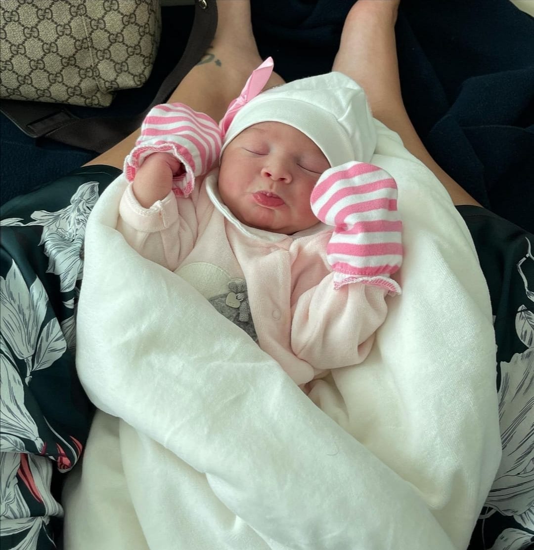 Foto y video: Andrea Valdiri presenta a su hija, Adhara