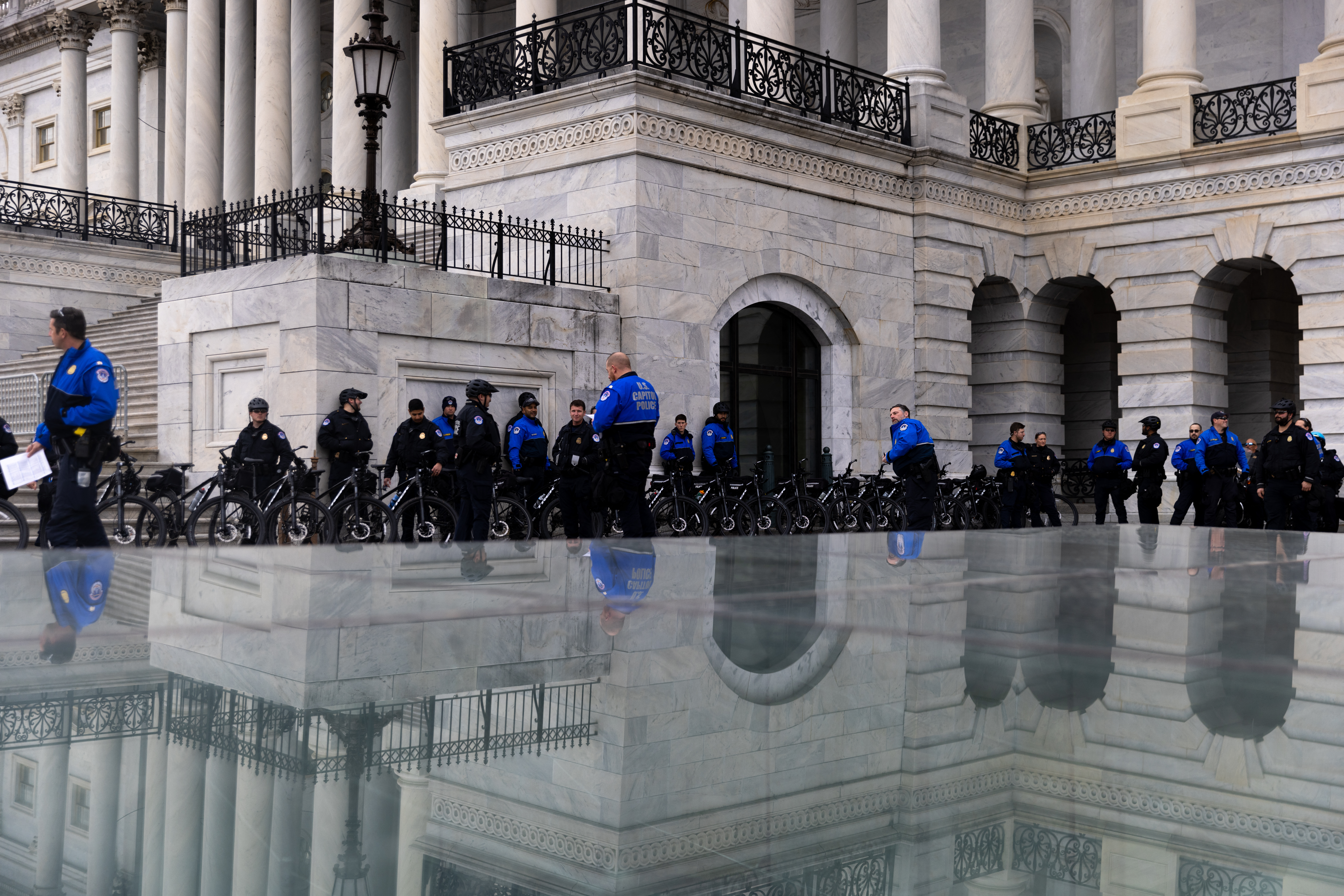 La Policía del Capitolio ubicó varios de sus miembros a las afueras del edificio del Congreso, de cara a la intervención del mandatario estadounidense.