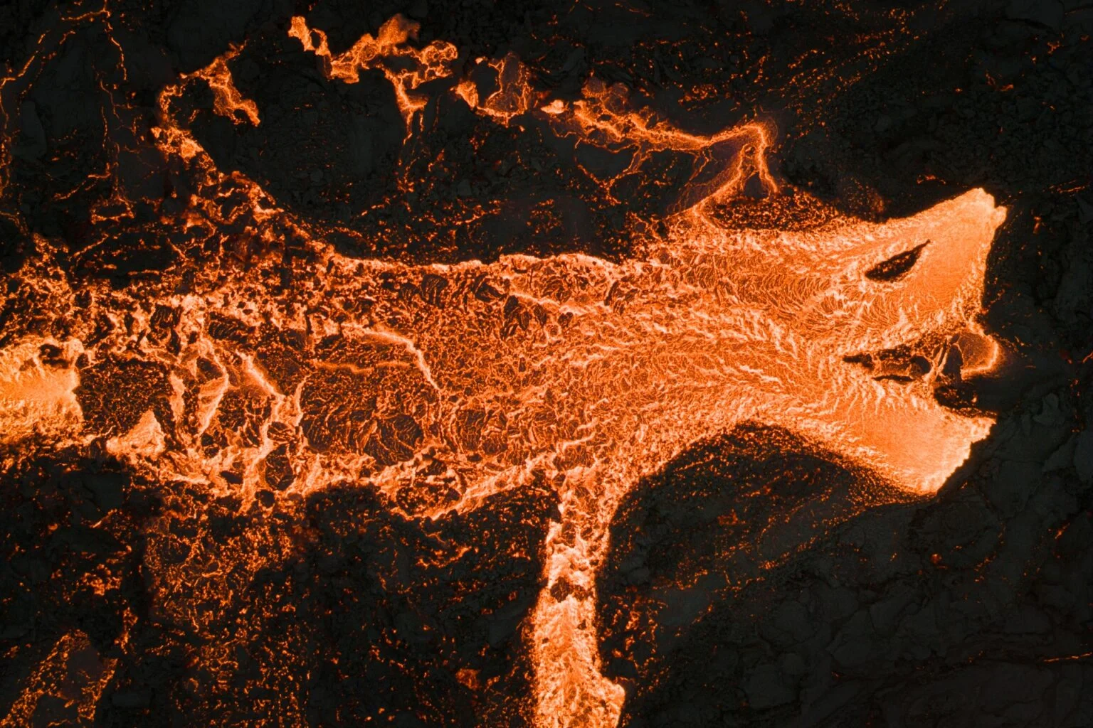 Desde el aire, esta erupción en un campo de lava activo parece un dragón.